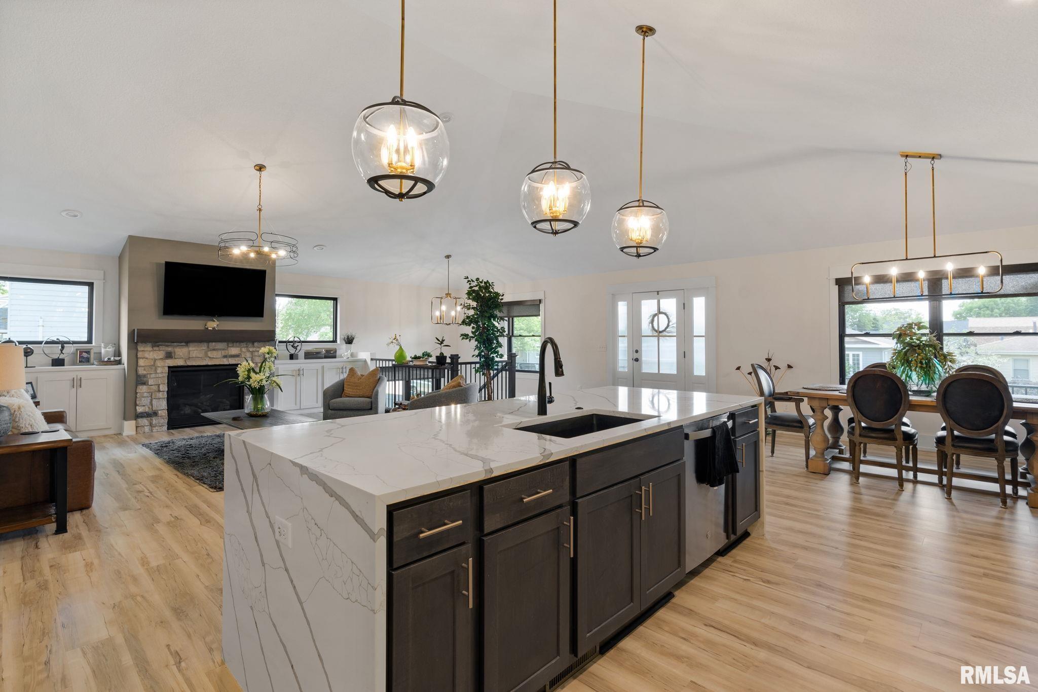 684 Holmes Street, Bettendorf, Iowa image 10