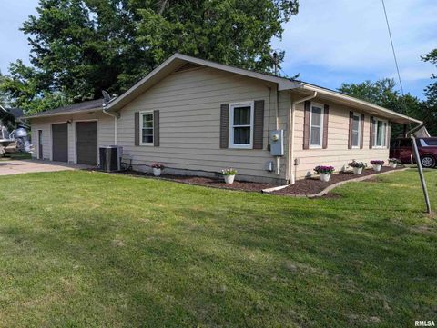 Homes For Sale - 807 Farris Street<br/> Williamson County, Carterville, IL 62918