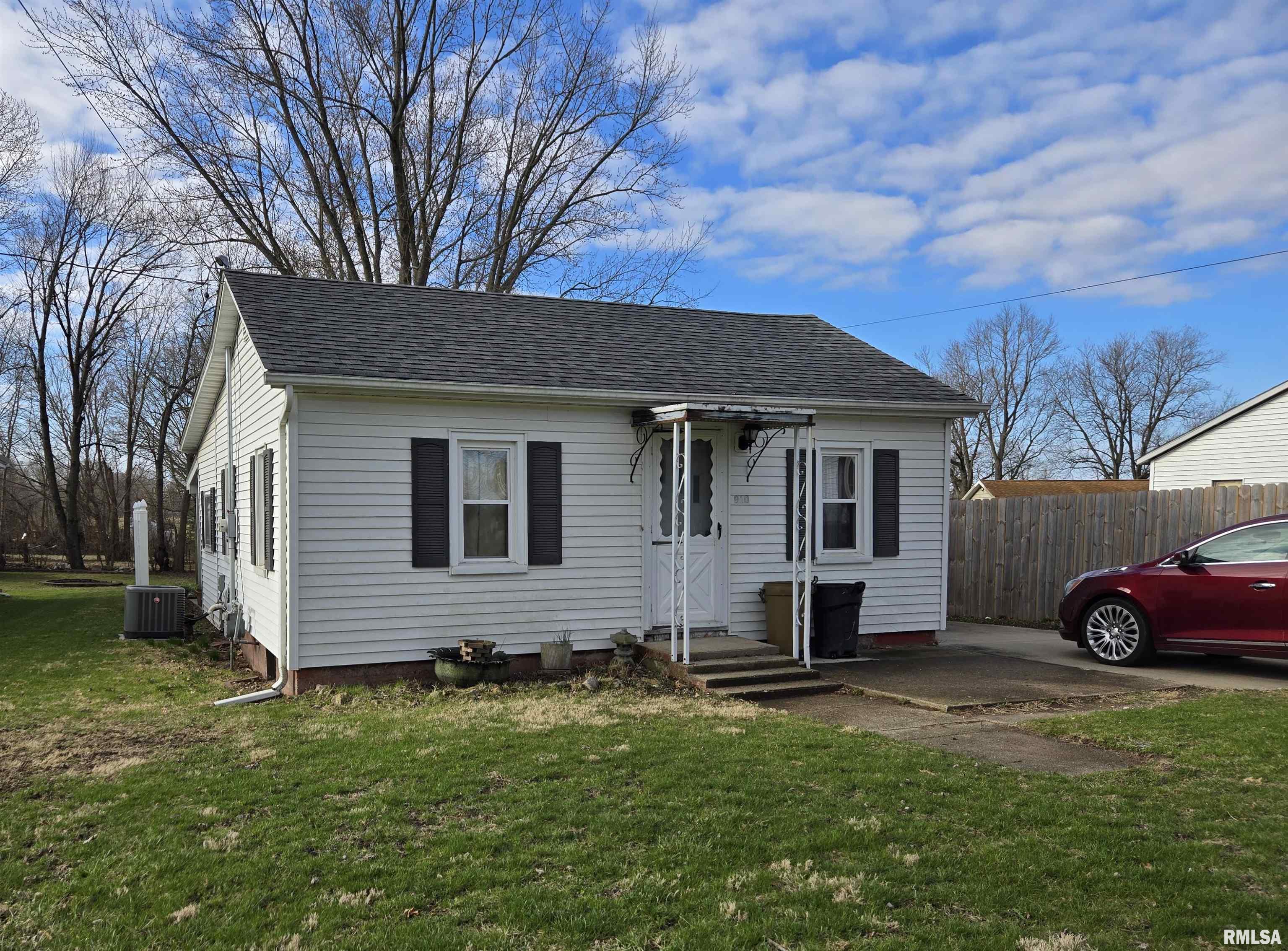 910 Old West Locust Street, Canton, Illinois image 1