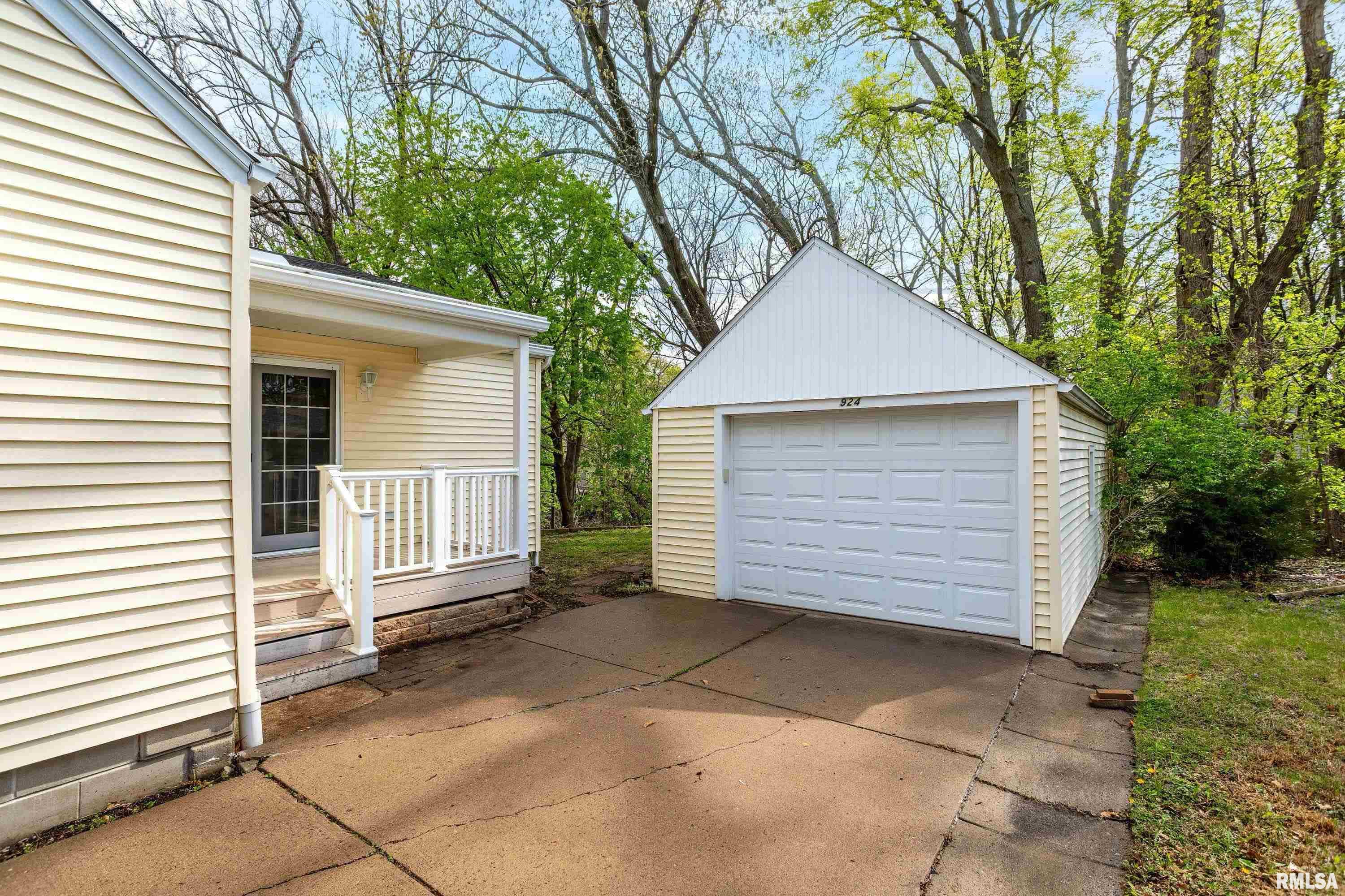 924 53rd Street, Moline, Illinois image 3