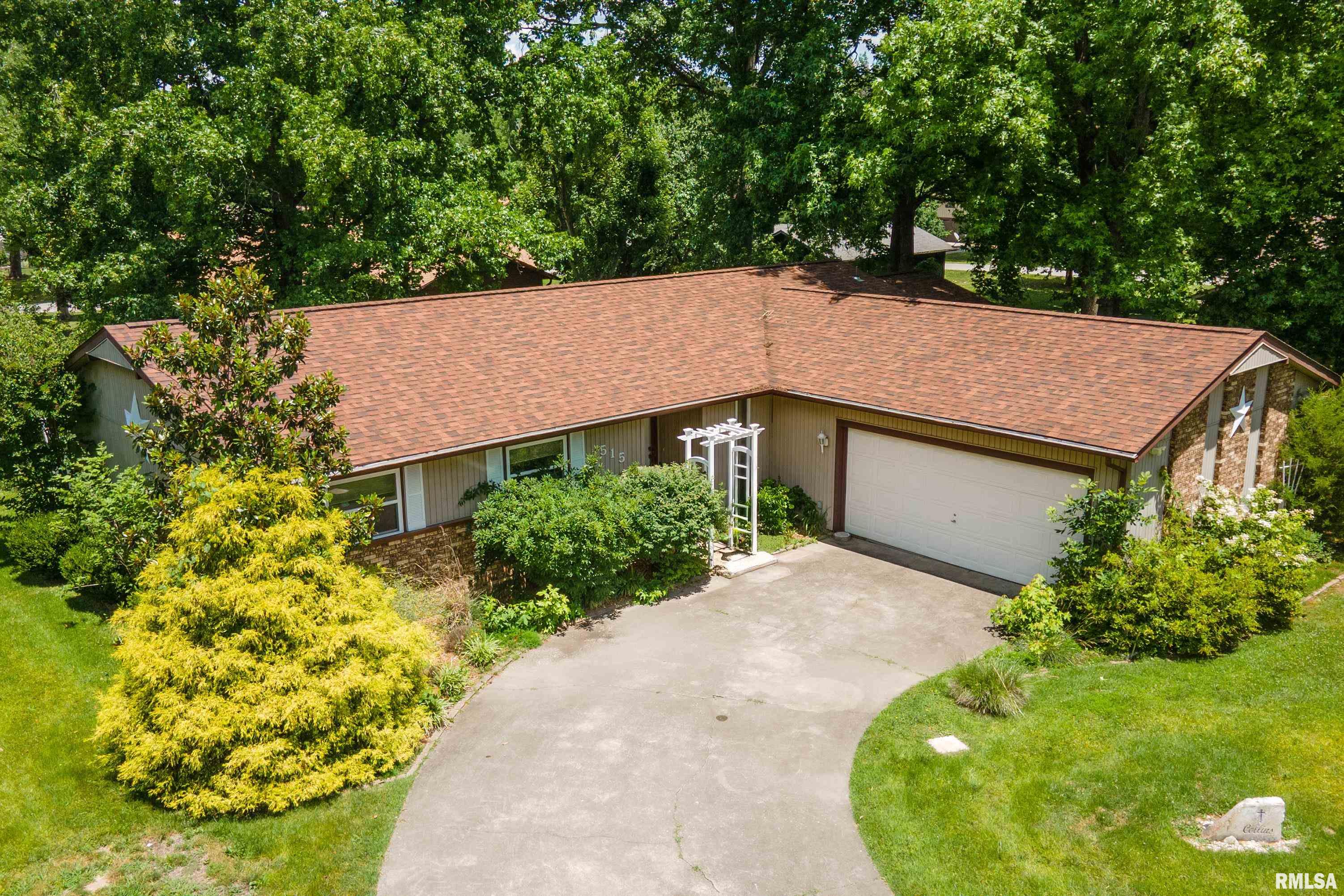 Photo 1 of 39 — 515 E CLARK Trail, Herrin, IL 62948