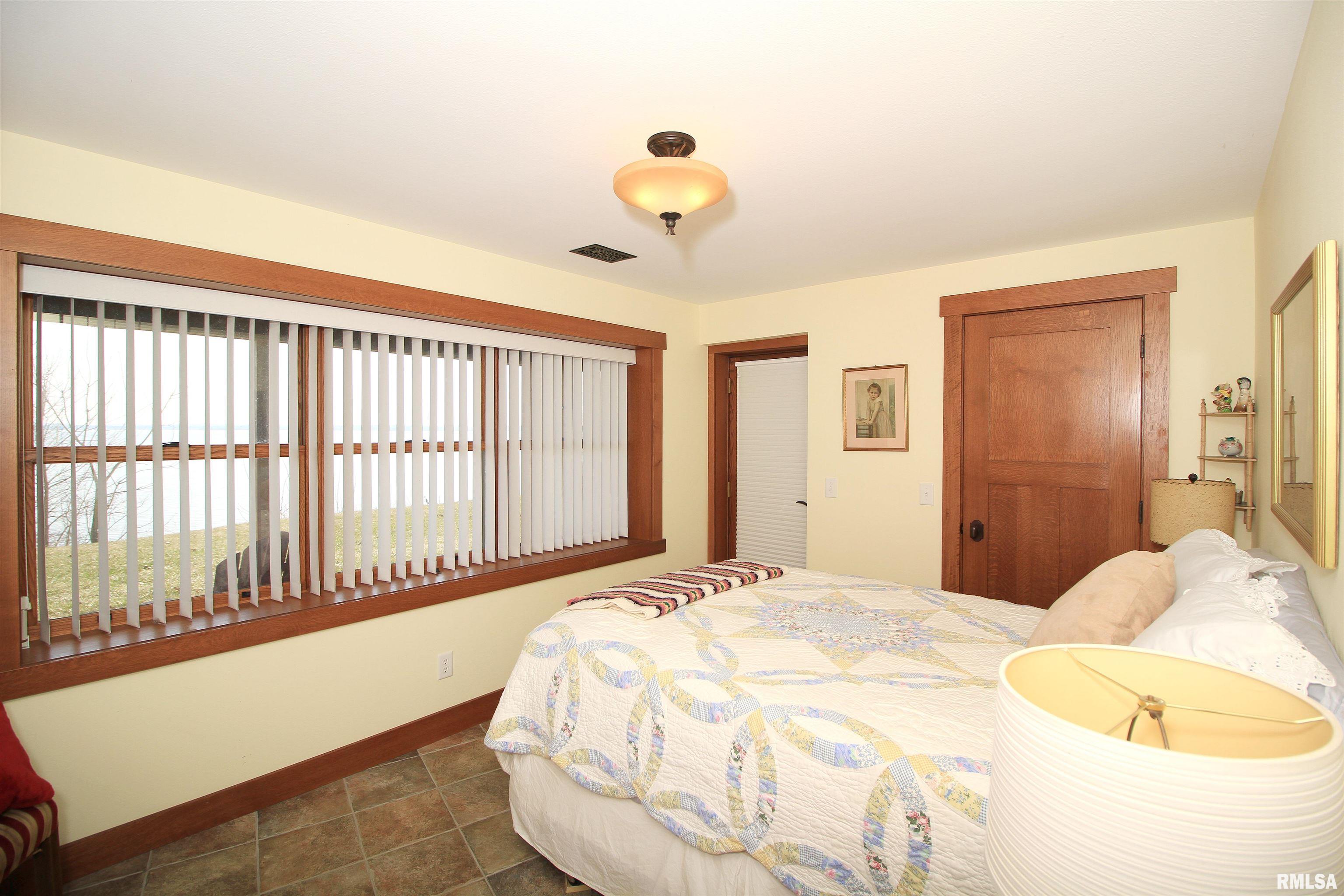 1800 E Deer Creek Road, Clinton, Iowa image 17