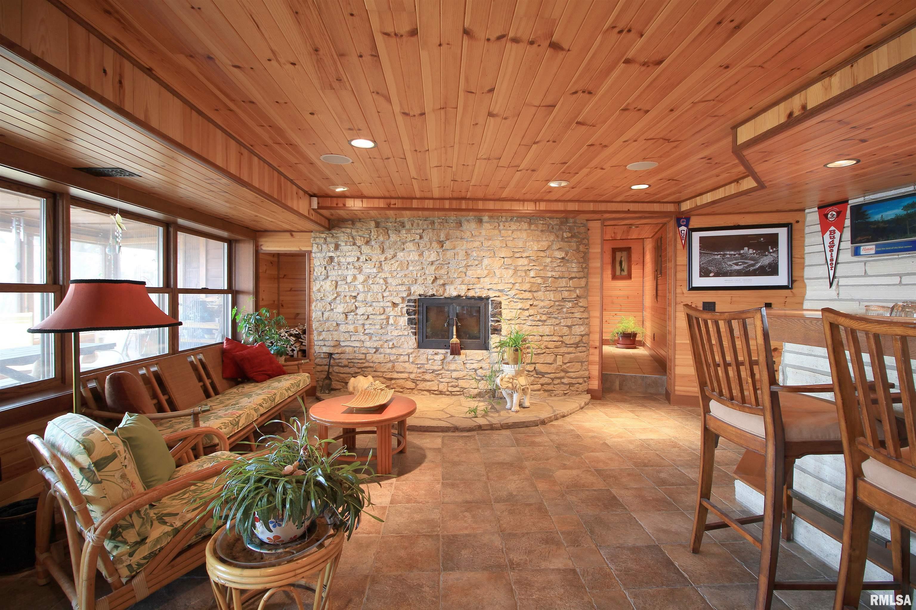 1800 E Deer Creek Road, Clinton, Iowa image 15