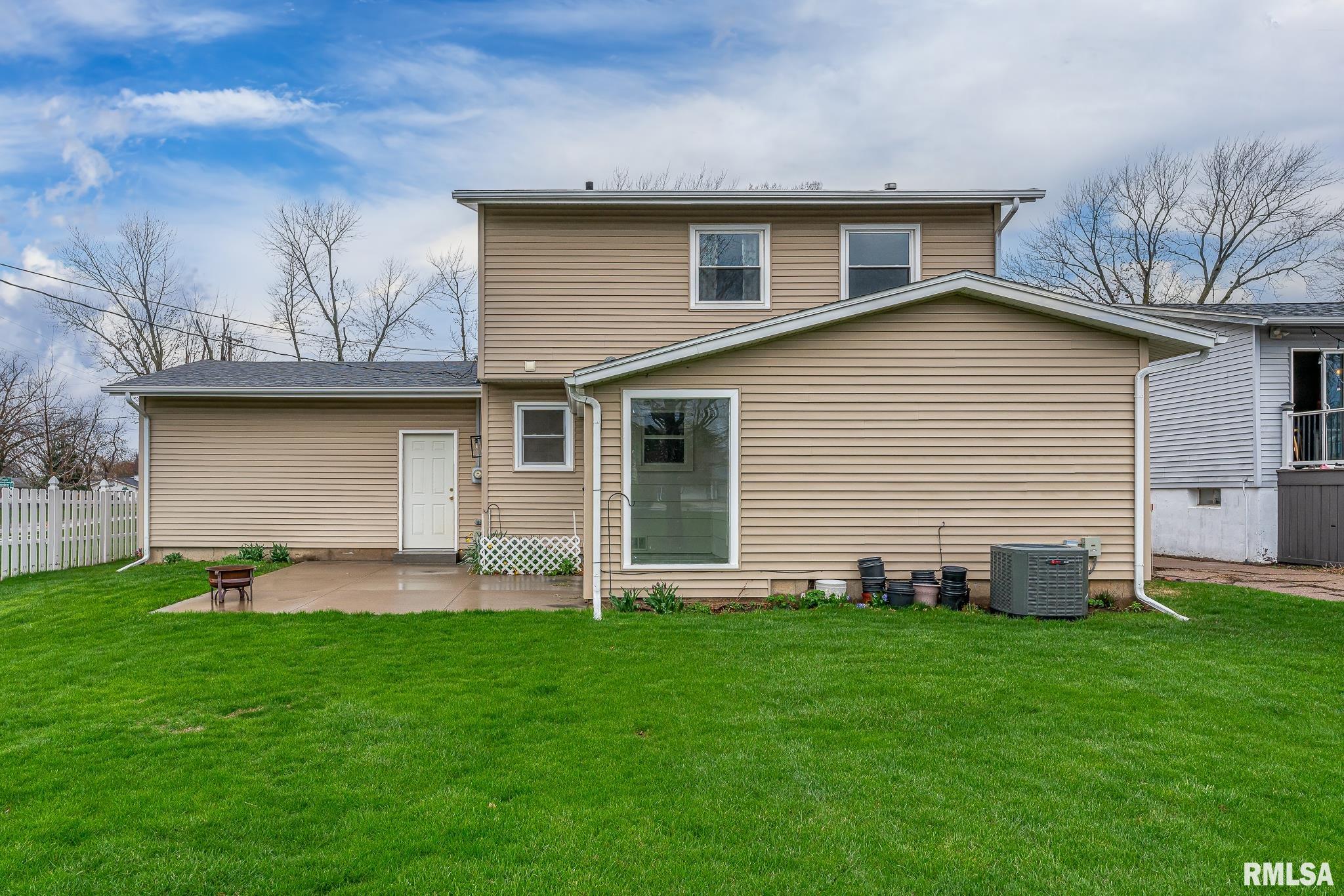 3841 Greenbrier Drive, Bettendorf, Iowa image 3