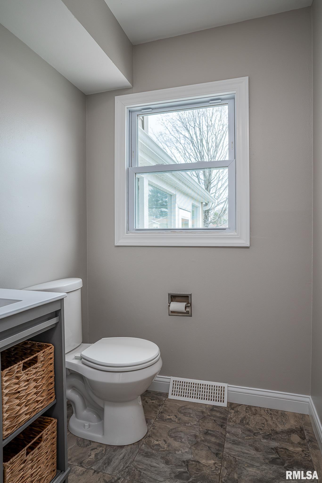 3841 Greenbrier Drive, Bettendorf, Iowa image 12