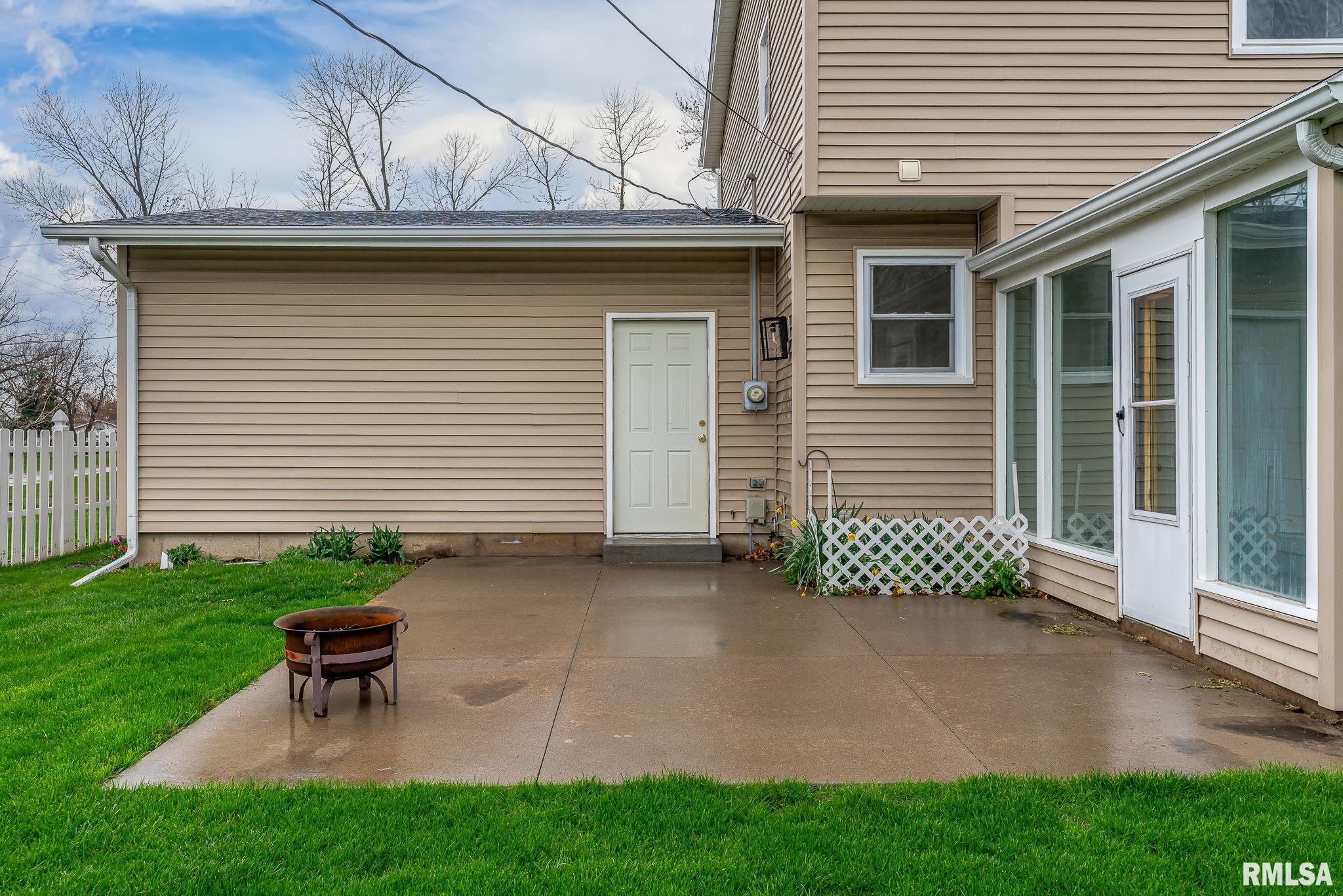 3841 Greenbrier Drive, Bettendorf, Iowa image 4