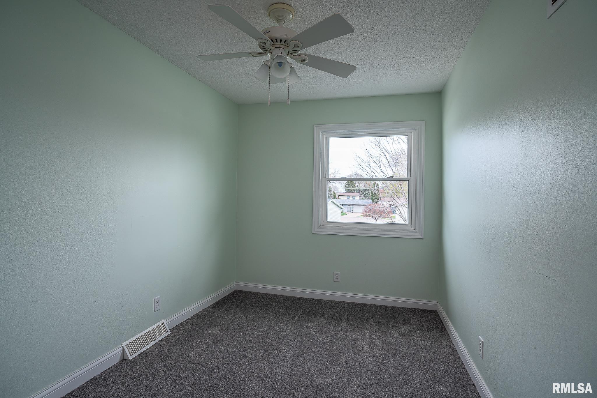 3841 Greenbrier Drive, Bettendorf, Iowa image 16