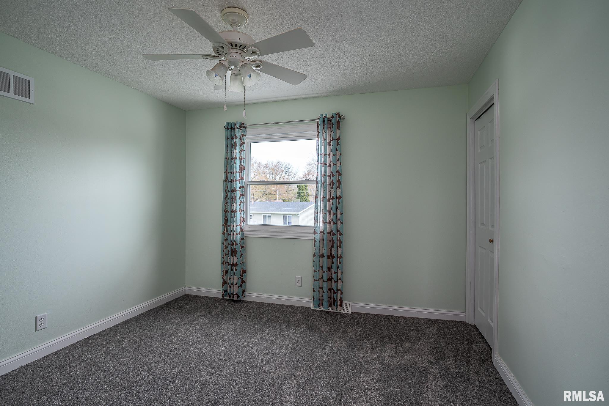 3841 Greenbrier Drive, Bettendorf, Iowa image 15