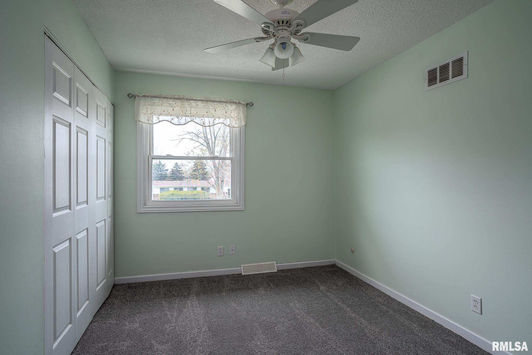 3841 Greenbrier Drive, Bettendorf, Iowa image 14