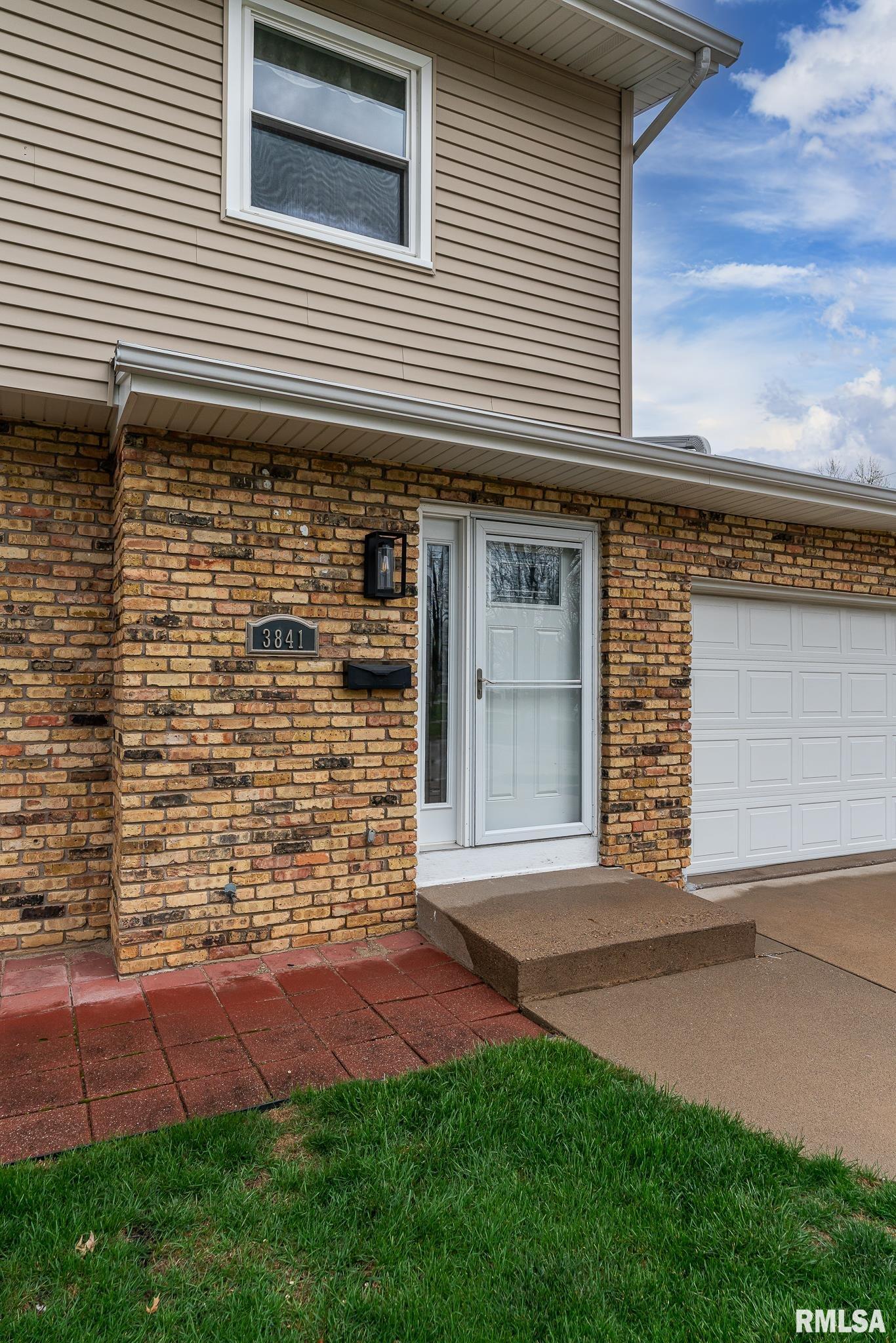 3841 Greenbrier Drive, Bettendorf, Iowa image 2