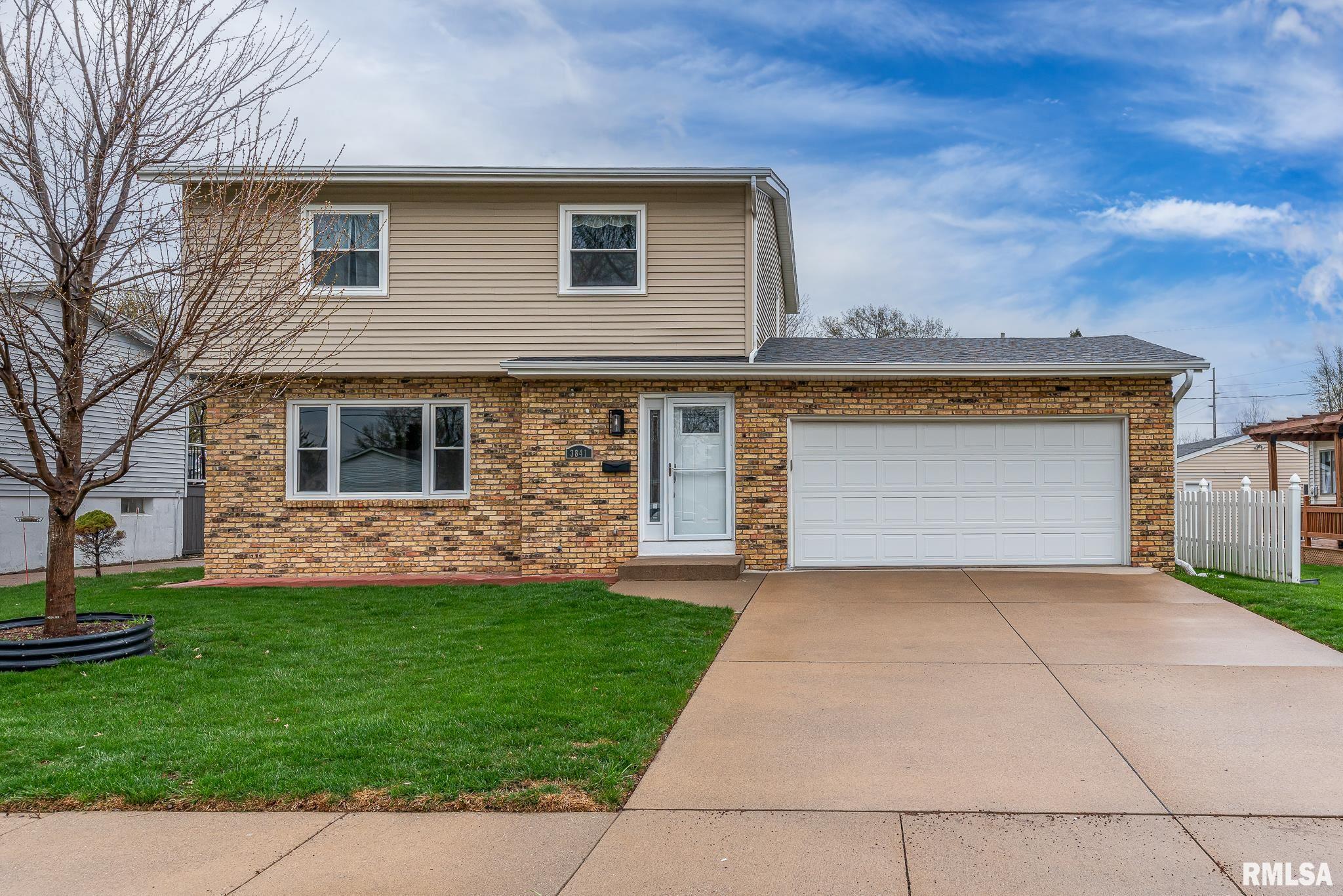 3841 Greenbrier Drive, Bettendorf, Iowa image 1