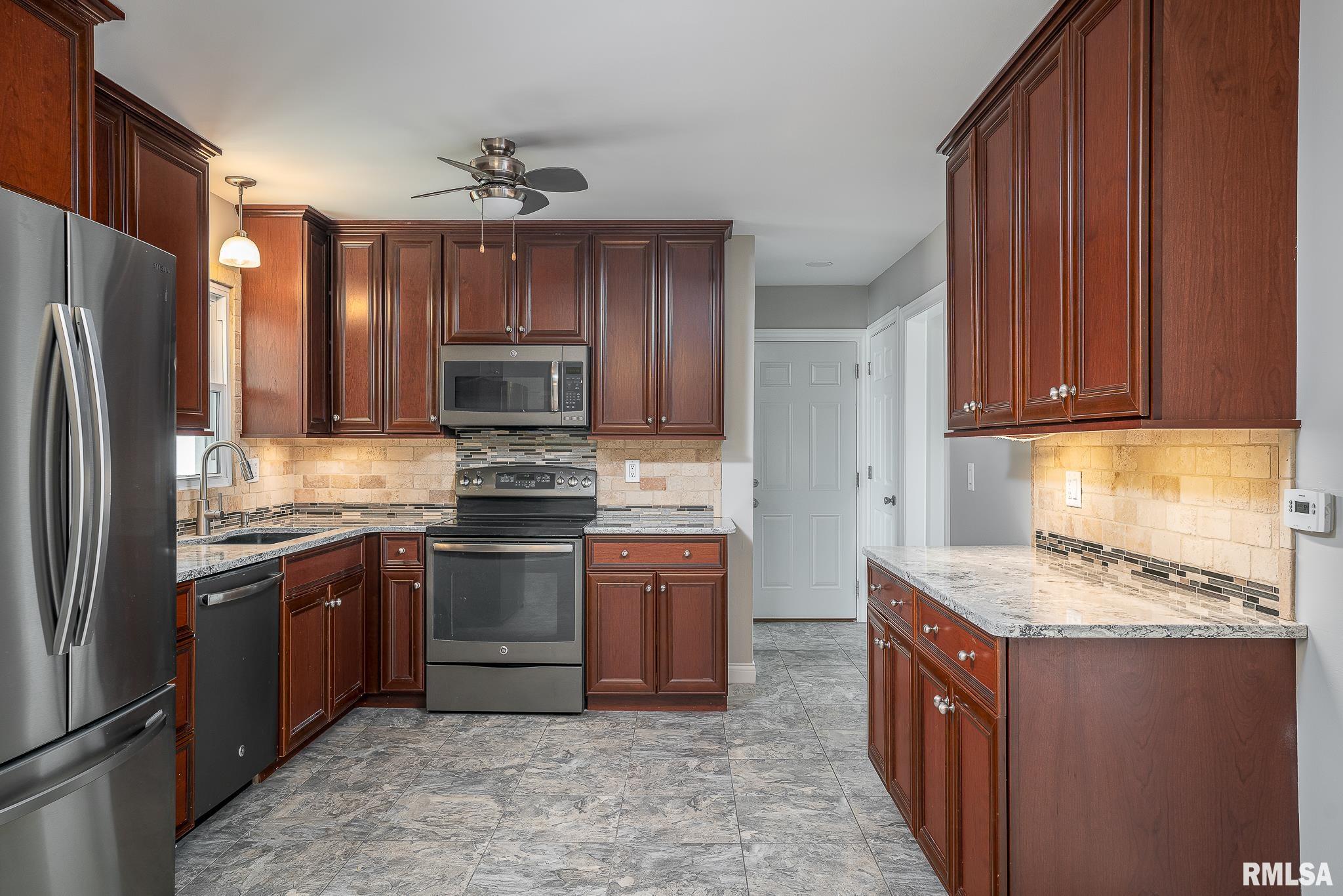 3841 Greenbrier Drive, Bettendorf, Iowa image 5