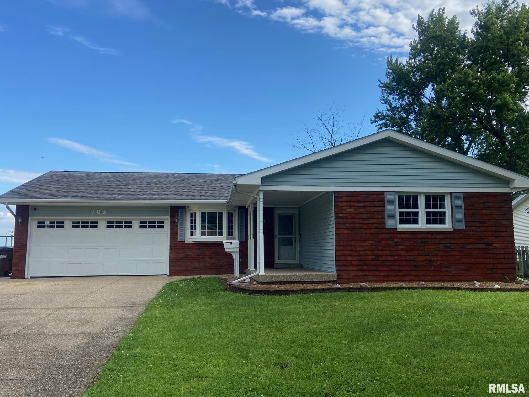 905 E Heights Street, Taylorville, Illinois image 1