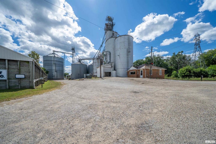 Photo 1 of 37 — 600 S BROADWAY Street, Manito, IL 61546
