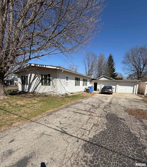 Homes For Sale - 550 W Lincoln Avenue<br/> Petersburg, IL 62675