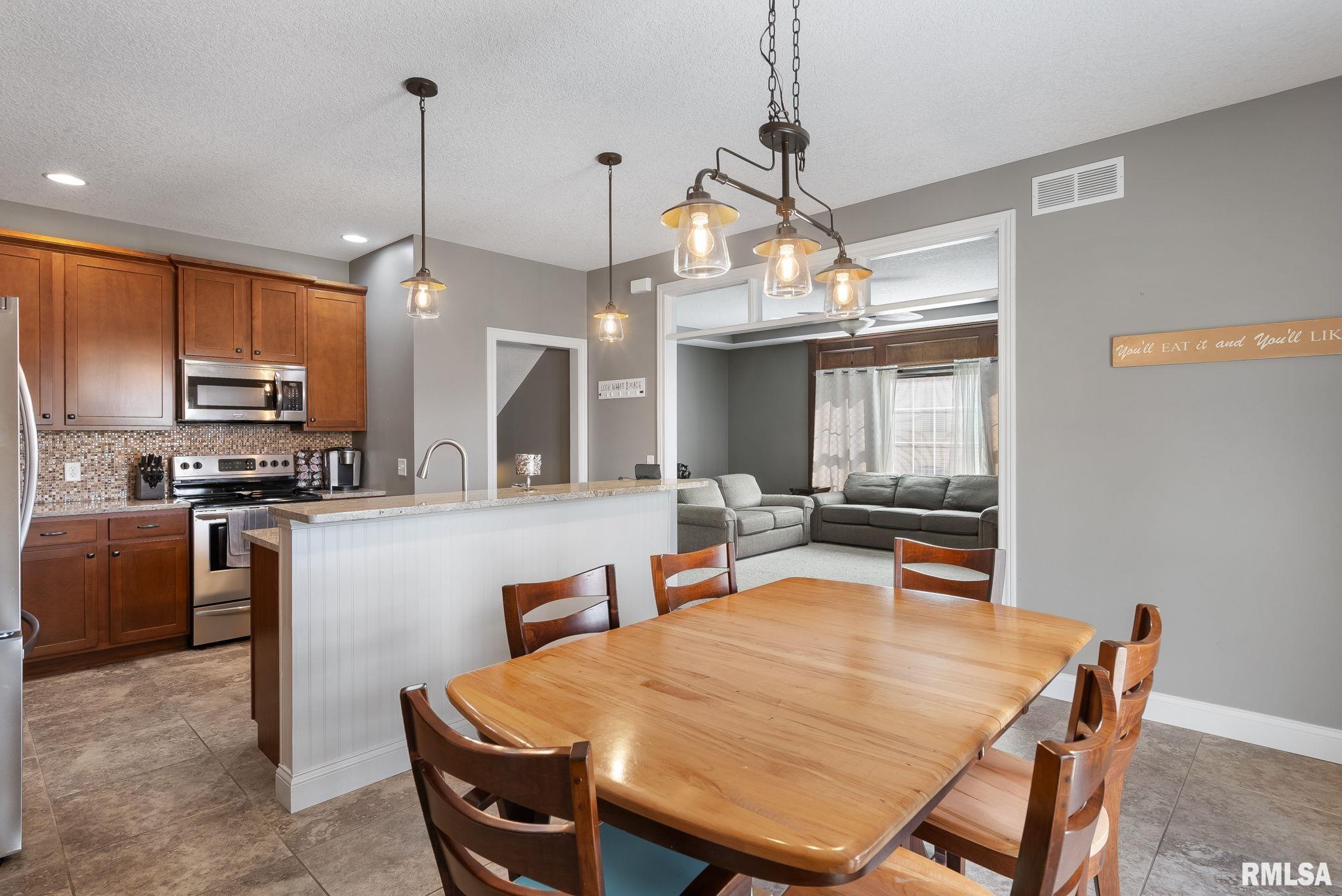 6898 Summerfield Drive, Bettendorf, Iowa image 12