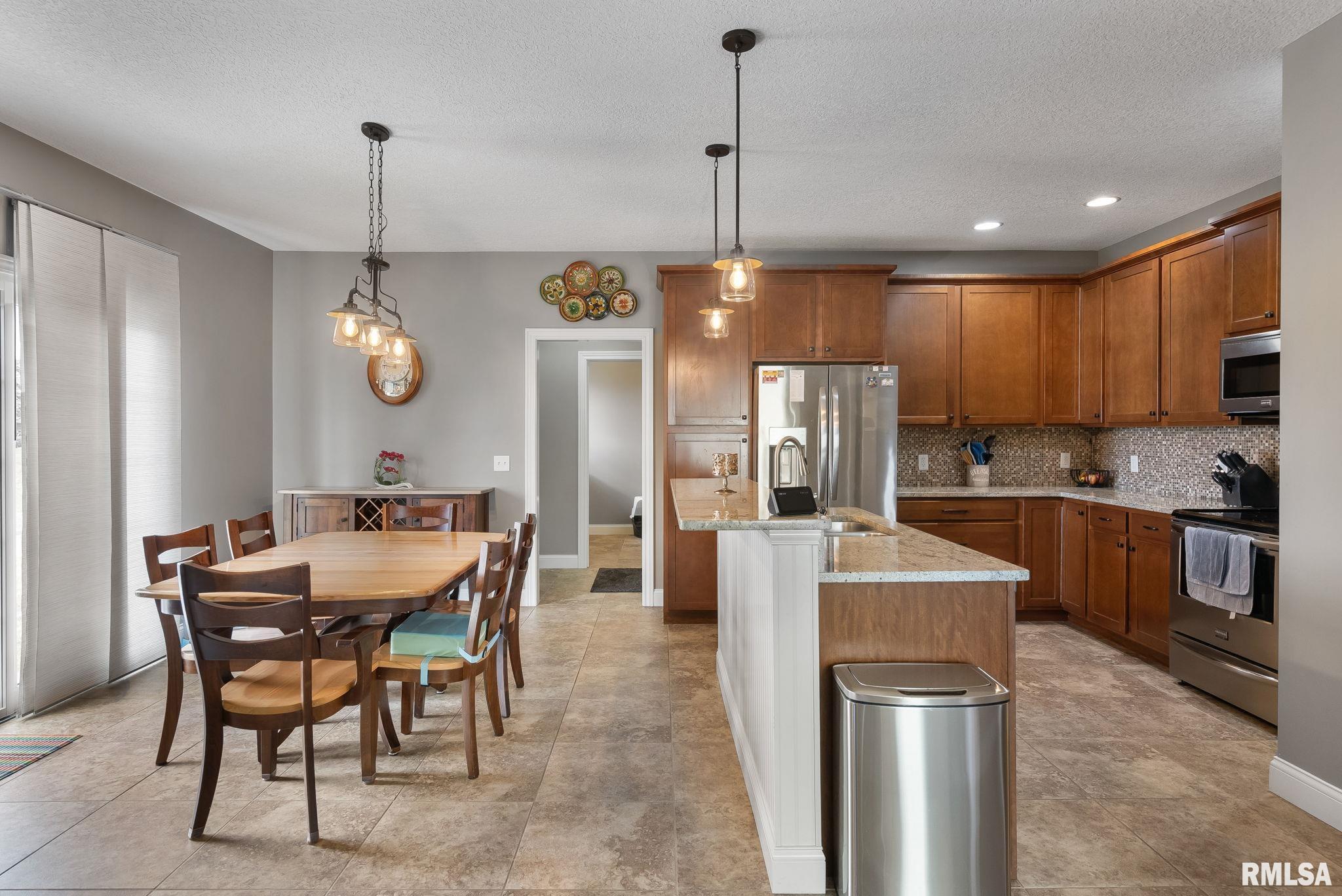 6898 Summerfield Drive, Bettendorf, Iowa image 10