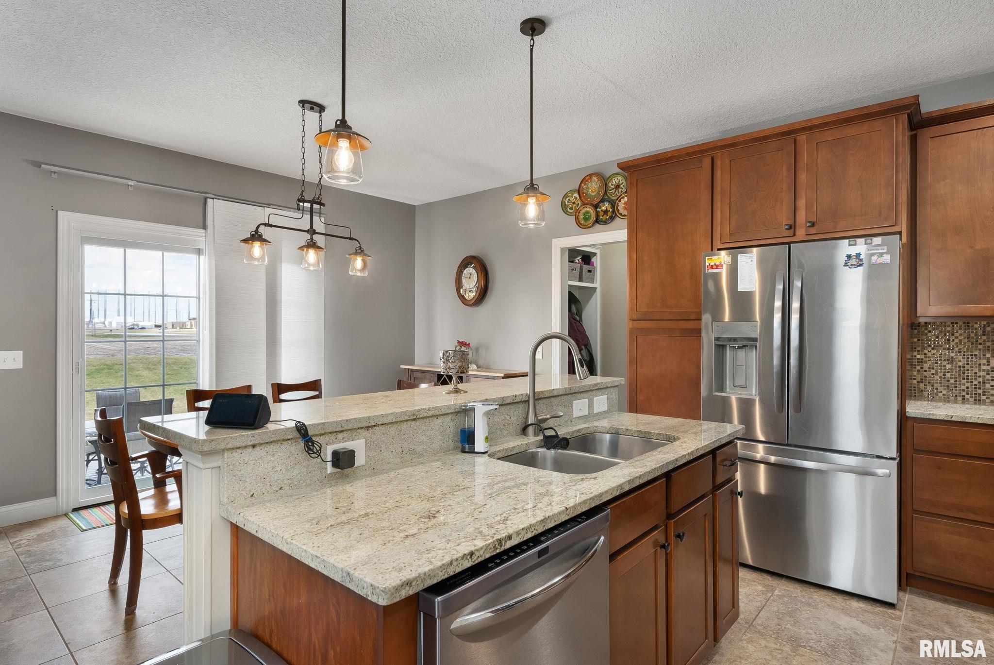 6898 Summerfield Drive, Bettendorf, Iowa image 13