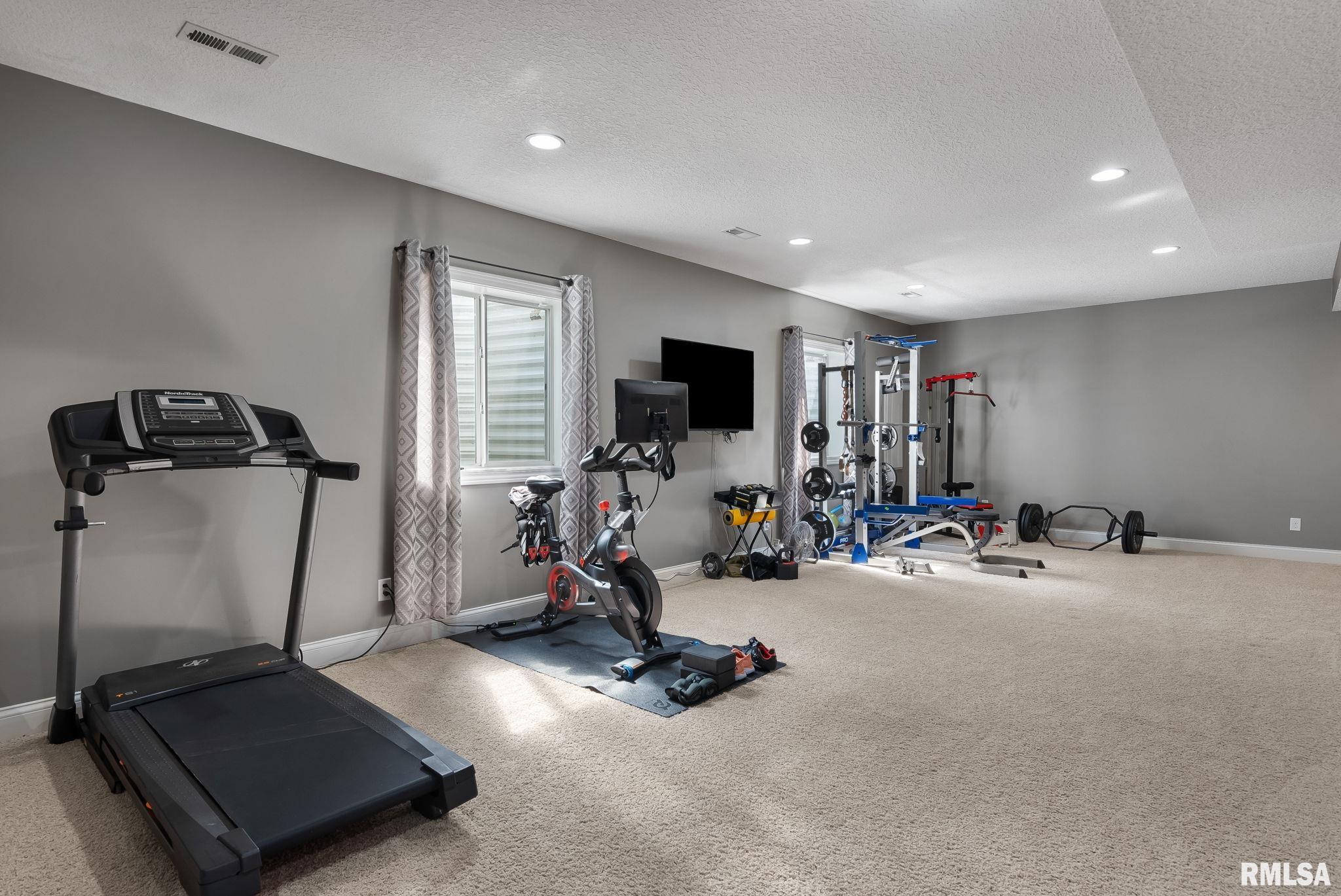 6898 Summerfield Drive, Bettendorf, Iowa image 29
