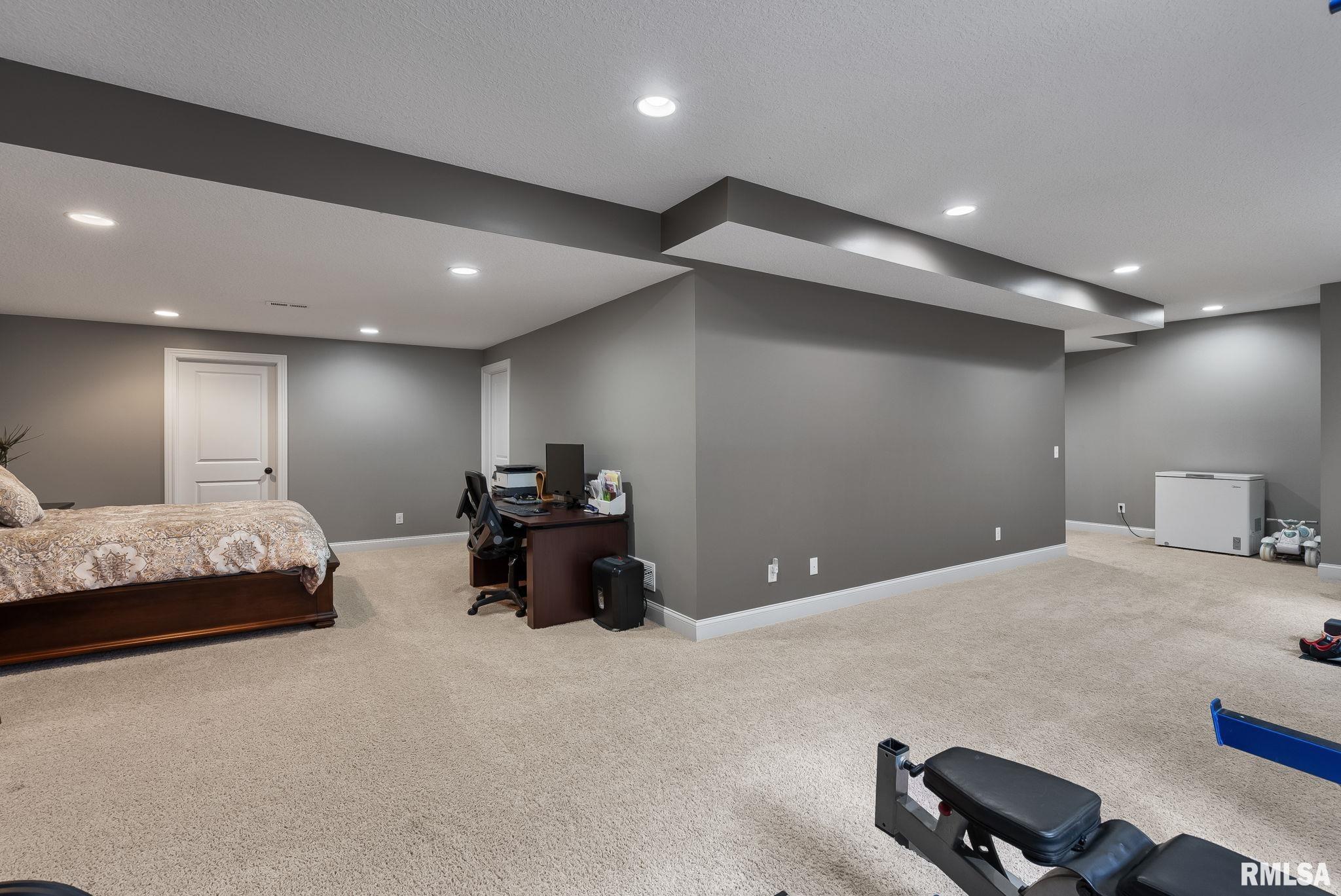 6898 Summerfield Drive, Bettendorf, Iowa image 30