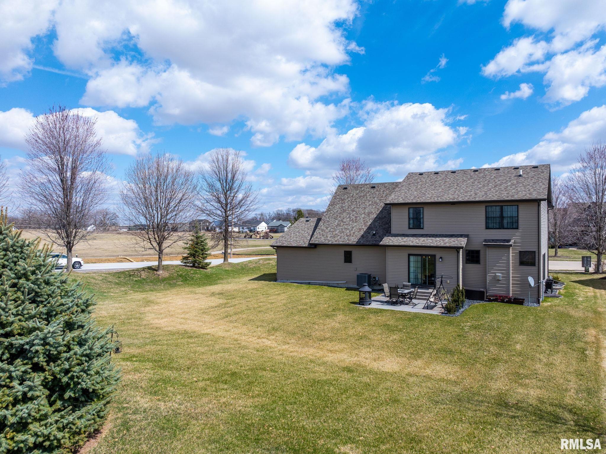 6898 Summerfield Drive, Bettendorf, Iowa image 36