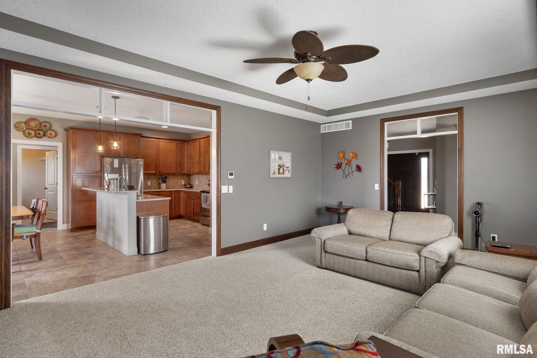 6898 Summerfield Drive, Bettendorf, Iowa image 9