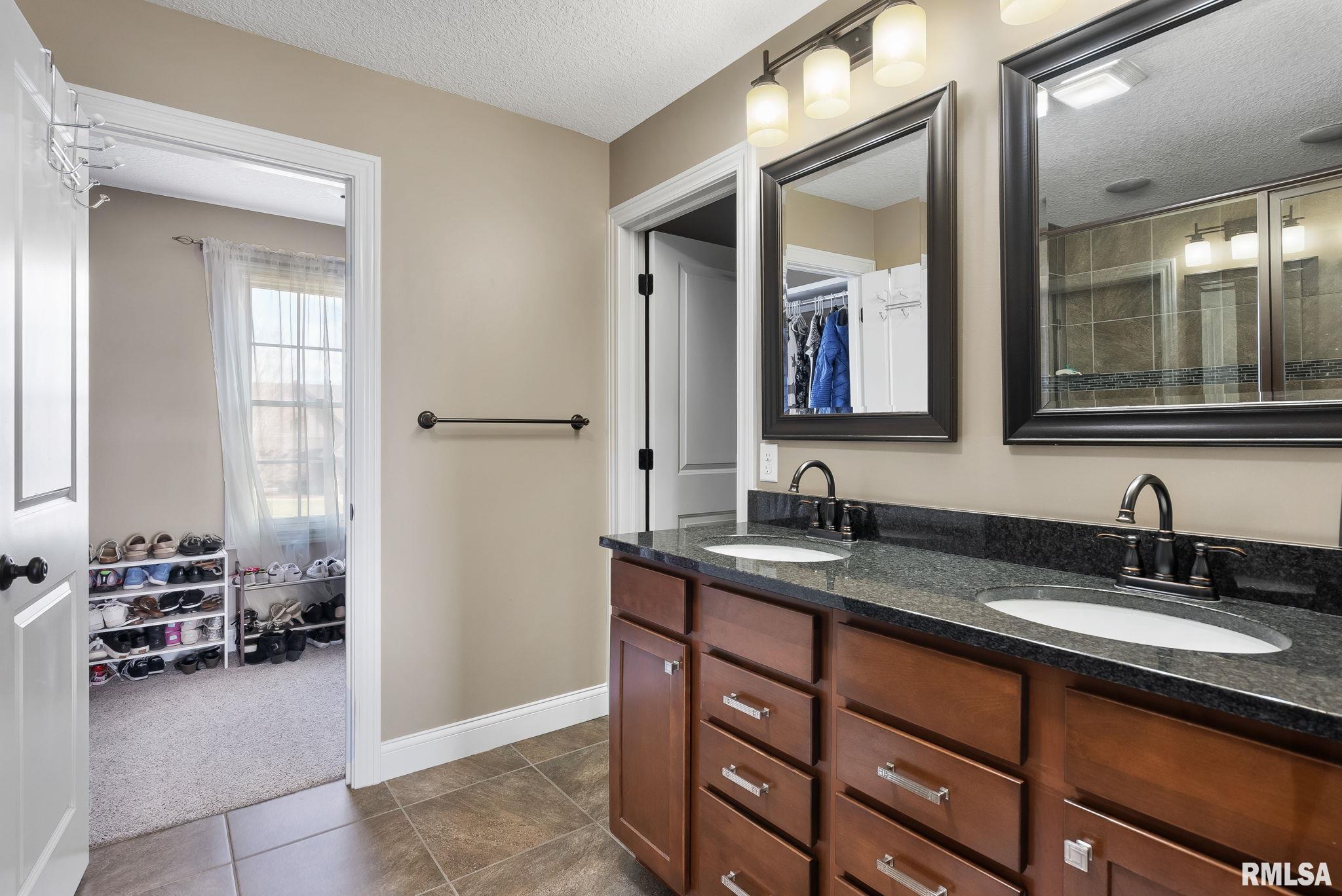 6898 Summerfield Drive, Bettendorf, Iowa image 20