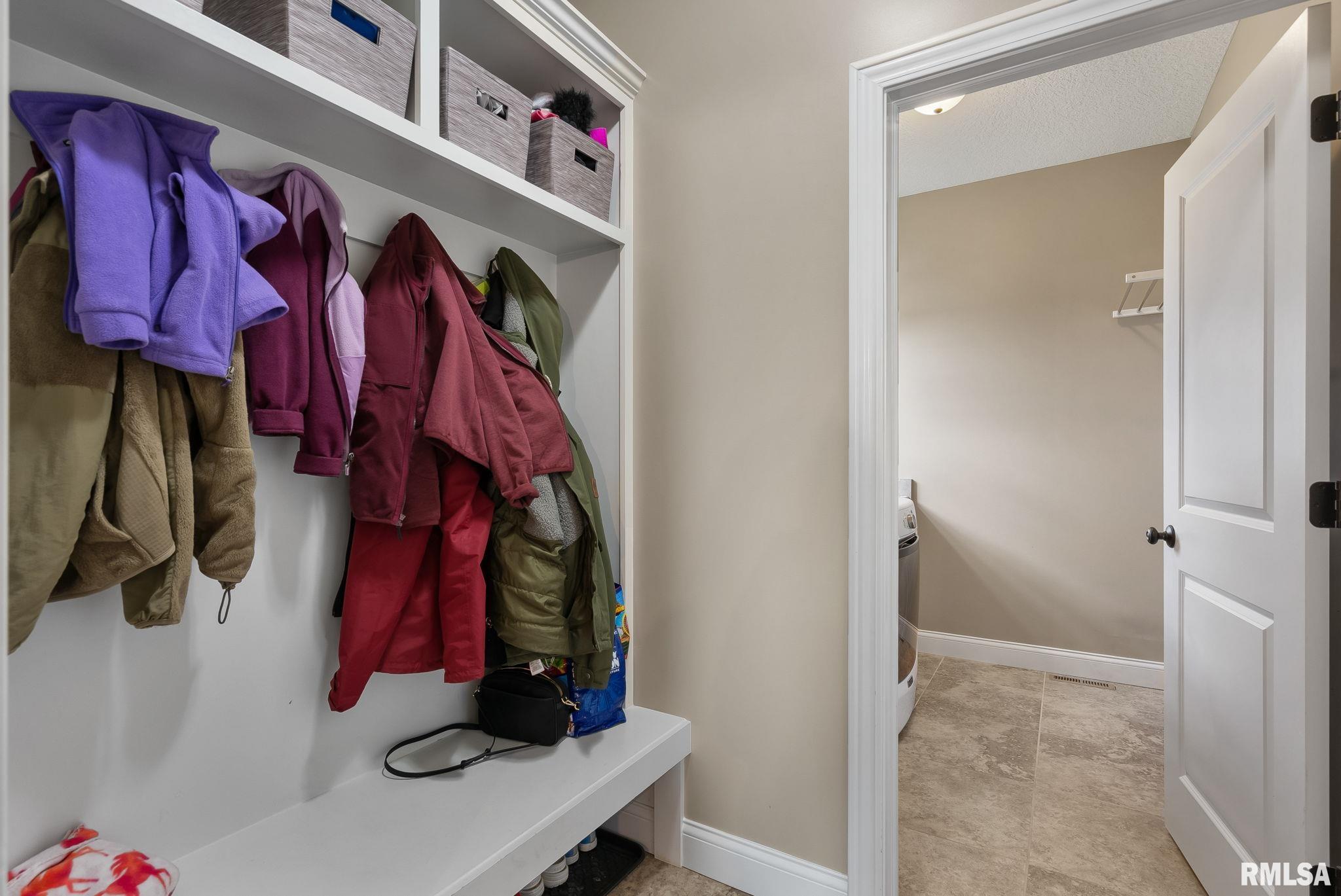 6898 Summerfield Drive, Bettendorf, Iowa image 14