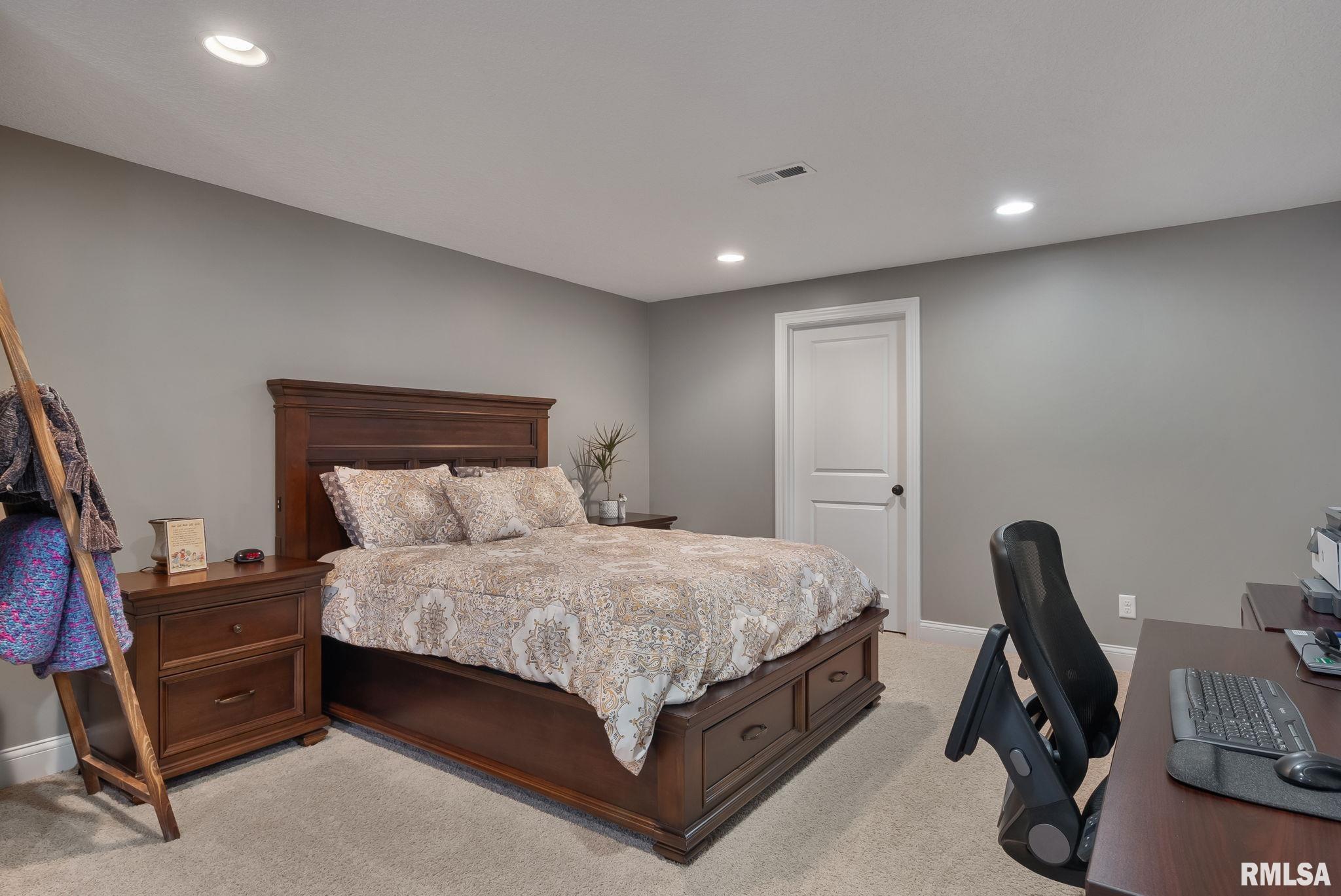 6898 Summerfield Drive, Bettendorf, Iowa image 31