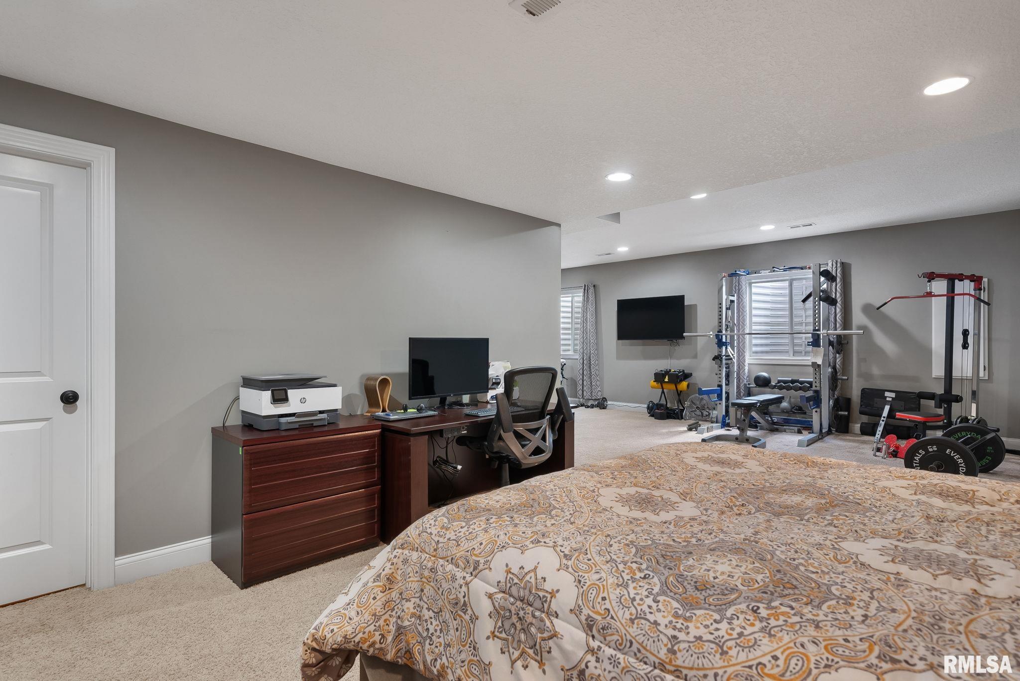 6898 Summerfield Drive, Bettendorf, Iowa image 32