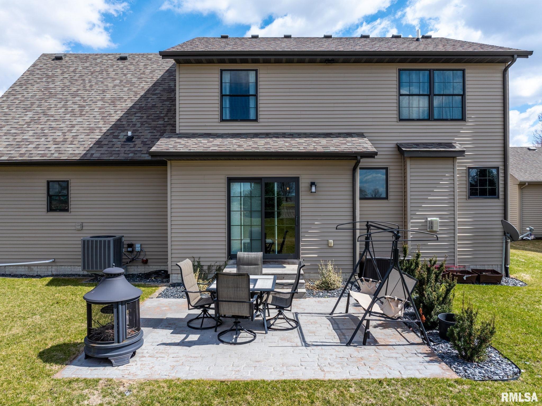 6898 Summerfield Drive, Bettendorf, Iowa image 34