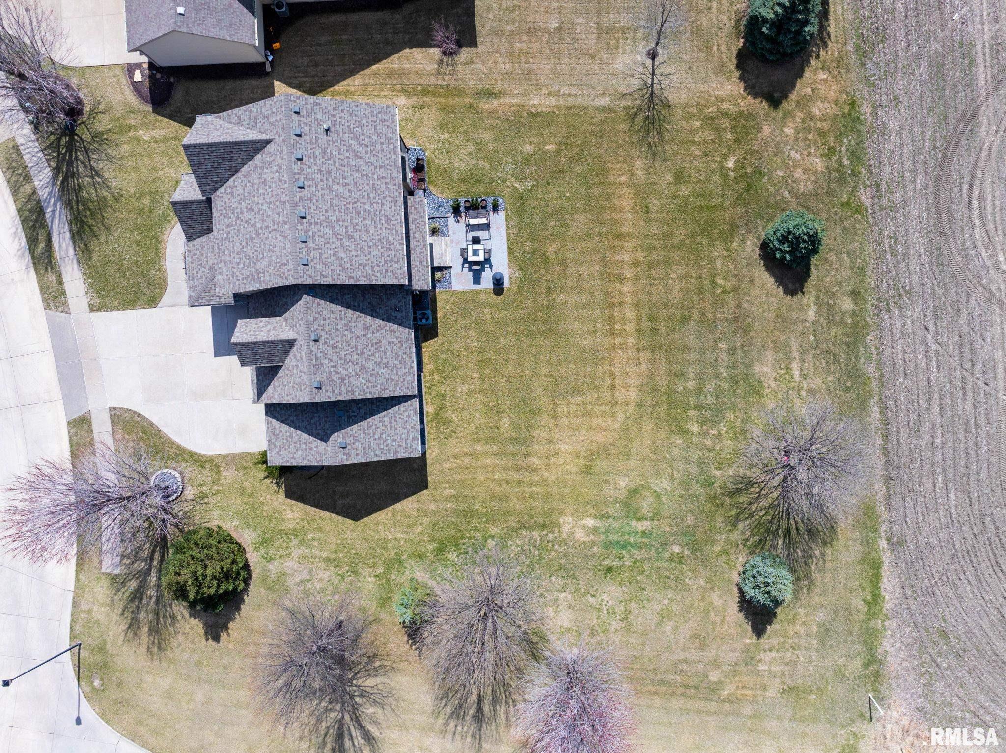 6898 Summerfield Drive, Bettendorf, Iowa image 37