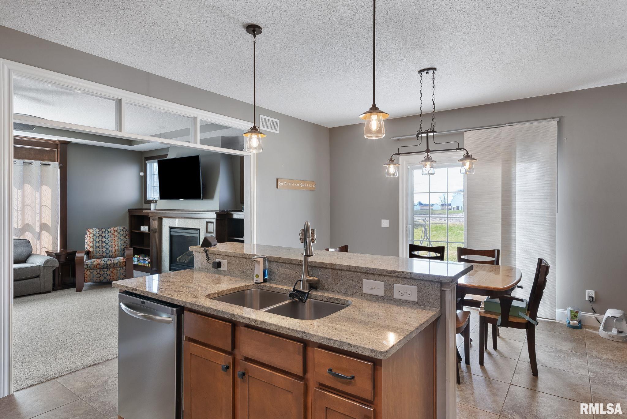 6898 Summerfield Drive, Bettendorf, Iowa image 11