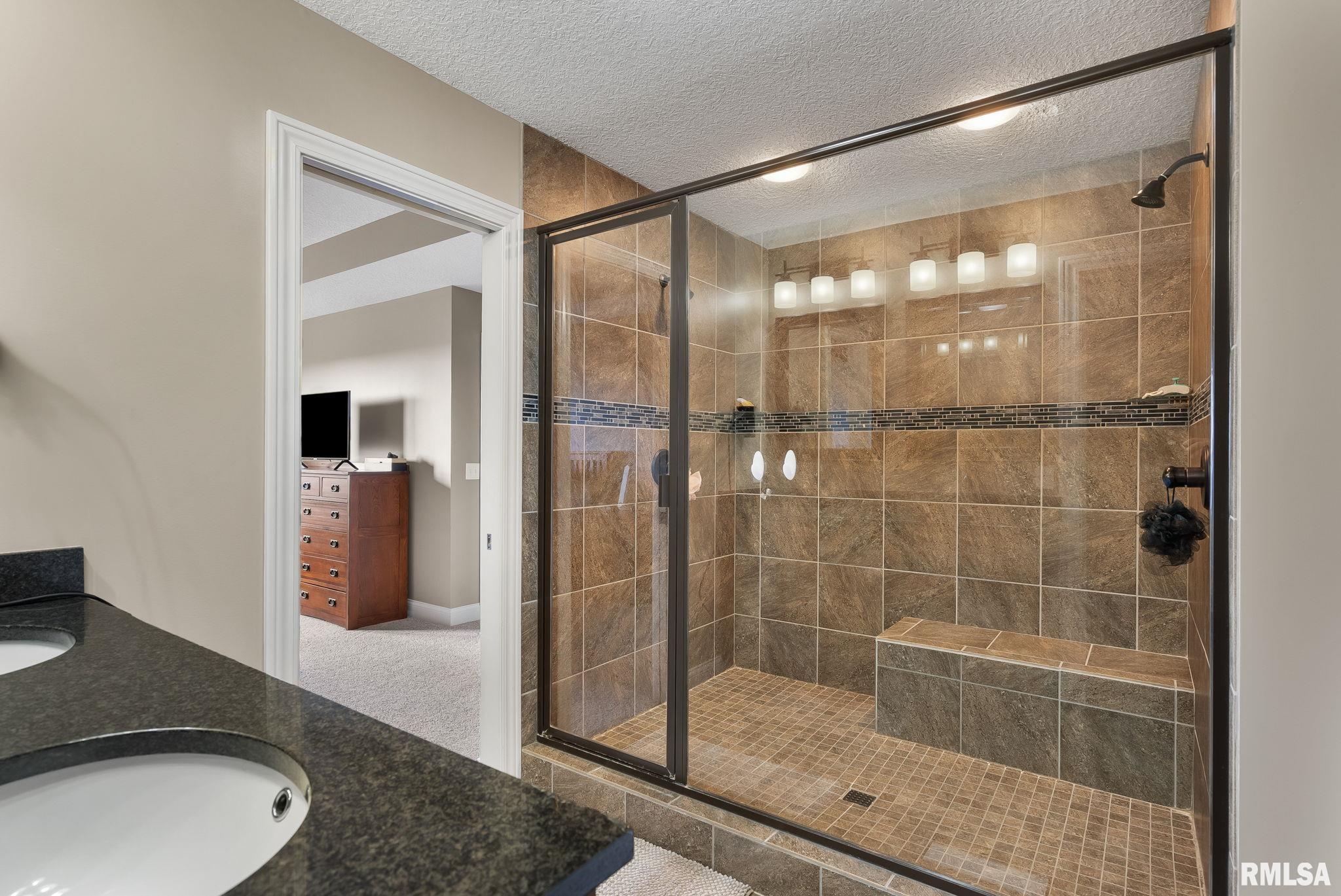 6898 Summerfield Drive, Bettendorf, Iowa image 19