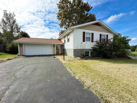 Homes For Sale - 22 Peachtree Place<br/> Harrisburg, IL 62946