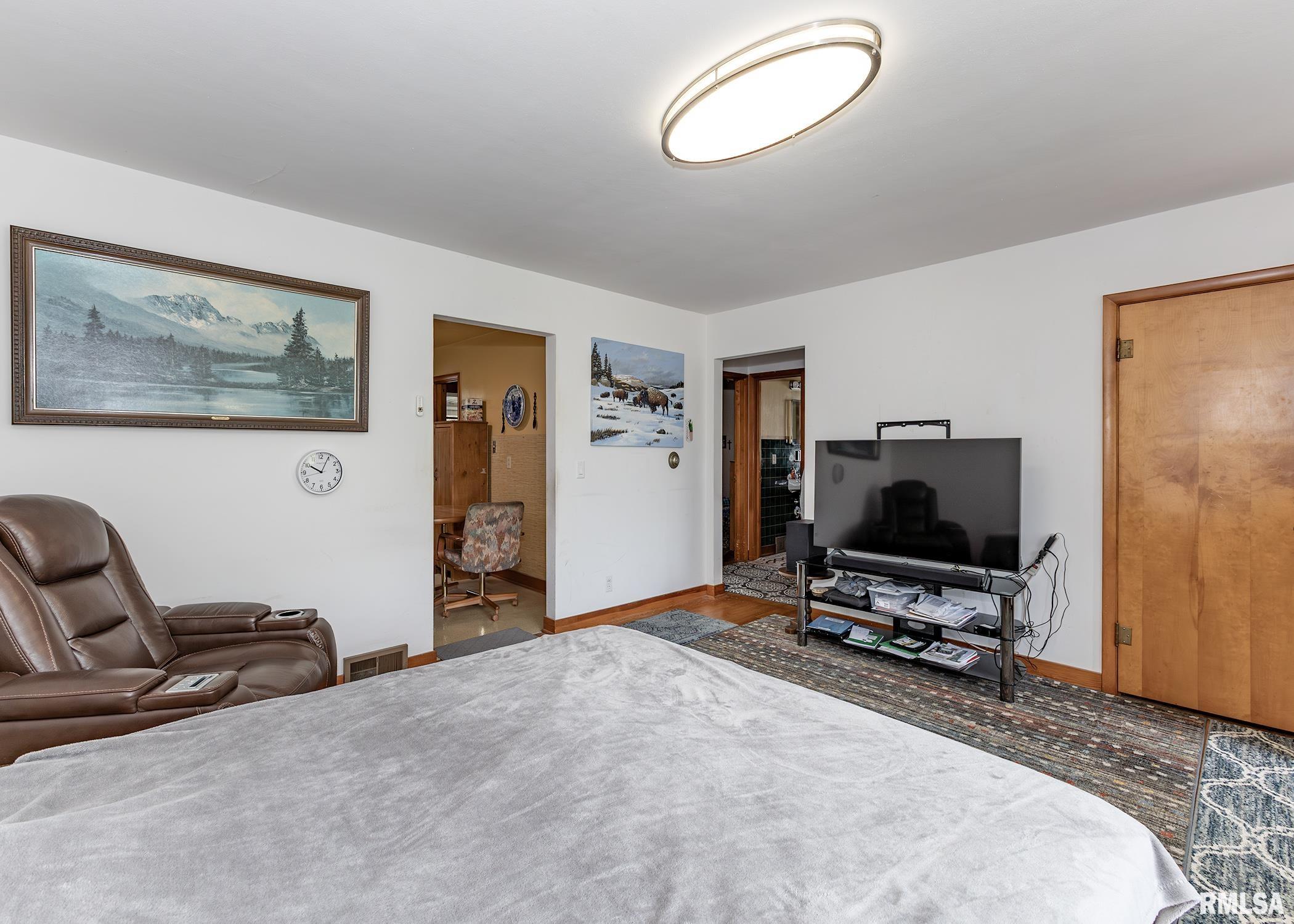 1211 4th Street, Camanche, Iowa image 5