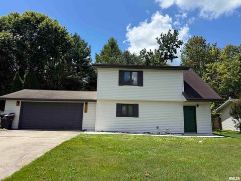 Homes For Sale - 618 S Surrey Lane<br/> Carbondale, IL 62901