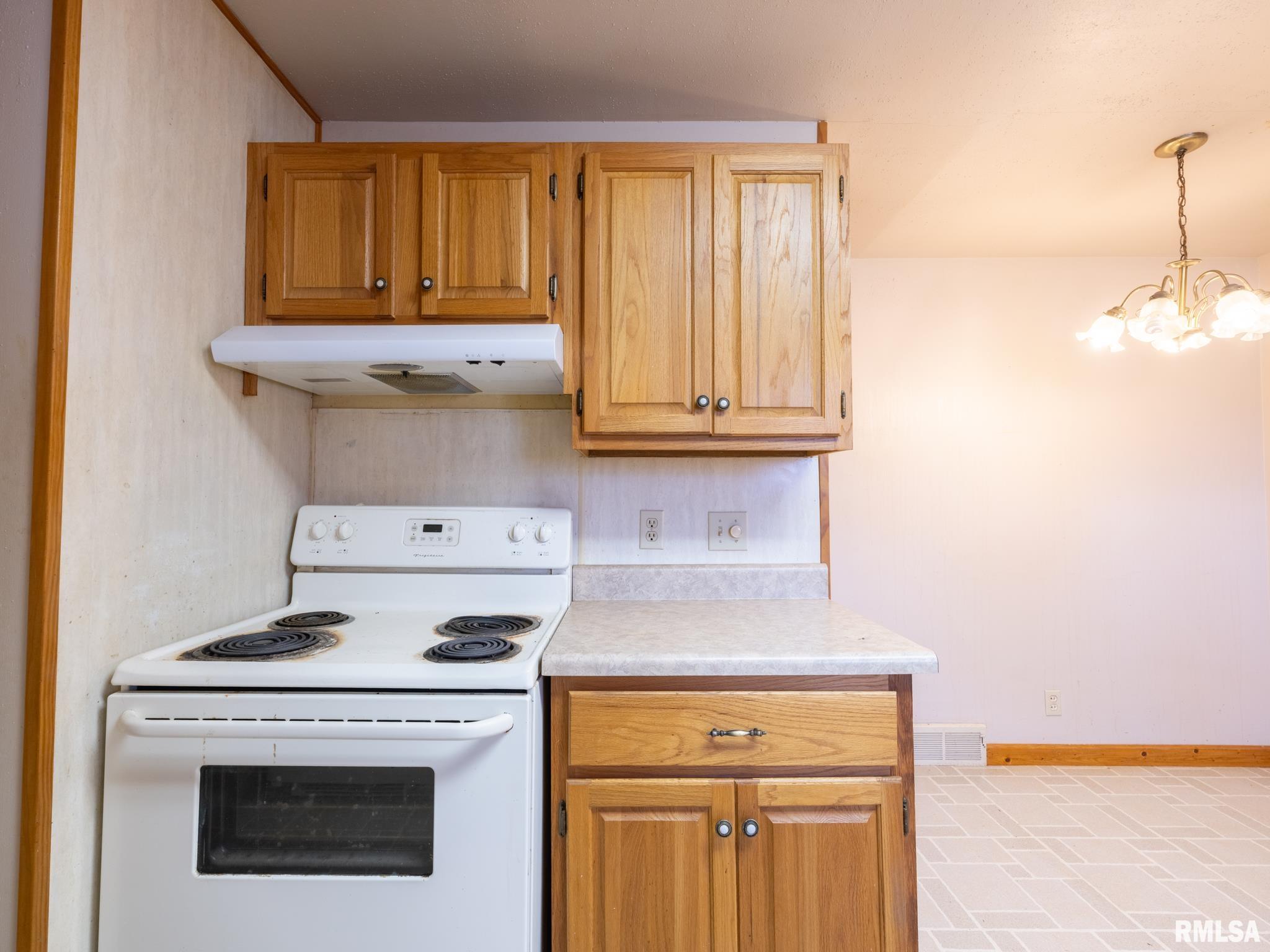 102 S Van Buren Street, Lewistown, Illinois image 14