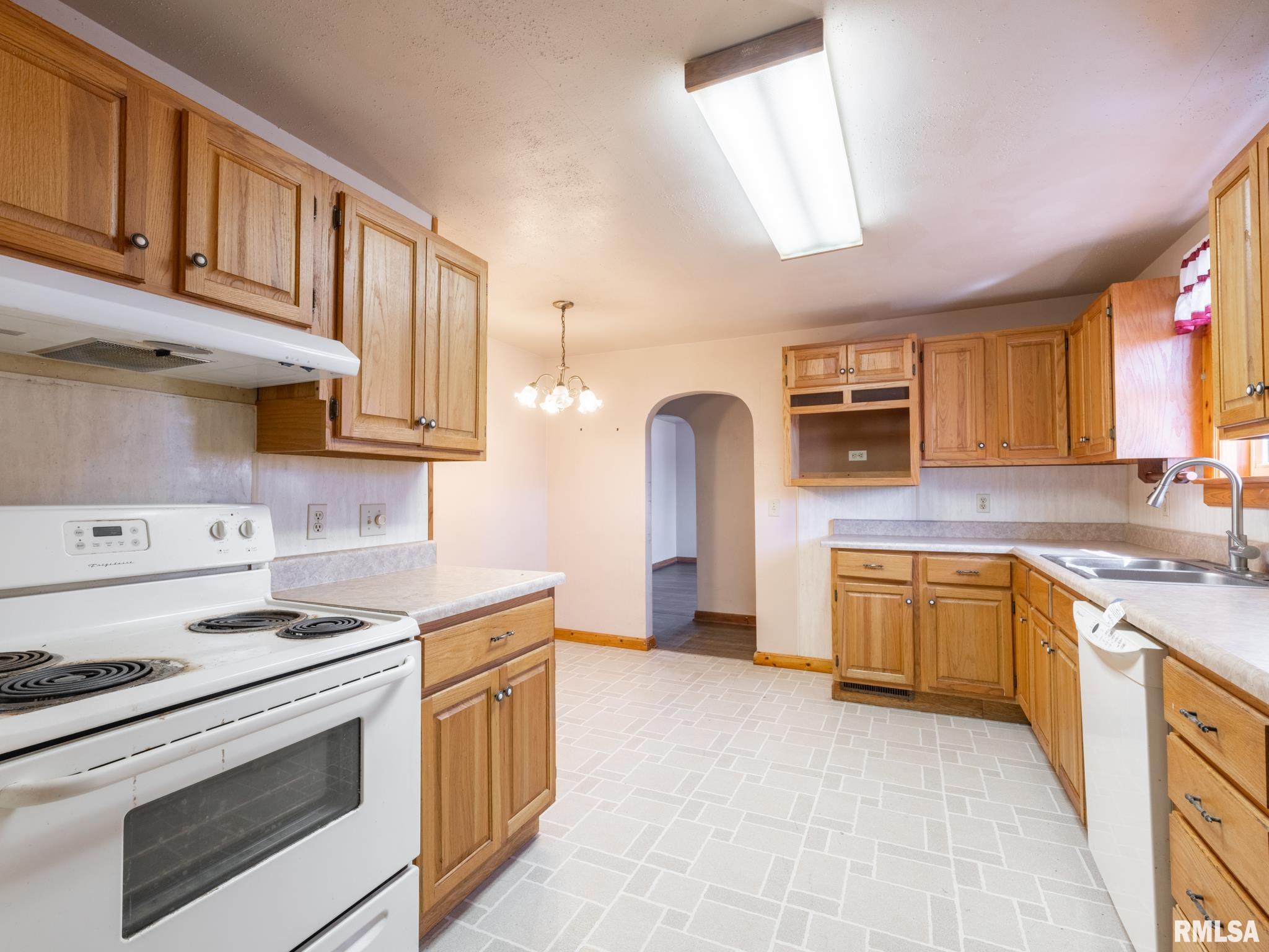 102 S Van Buren Street, Lewistown, Illinois image 13