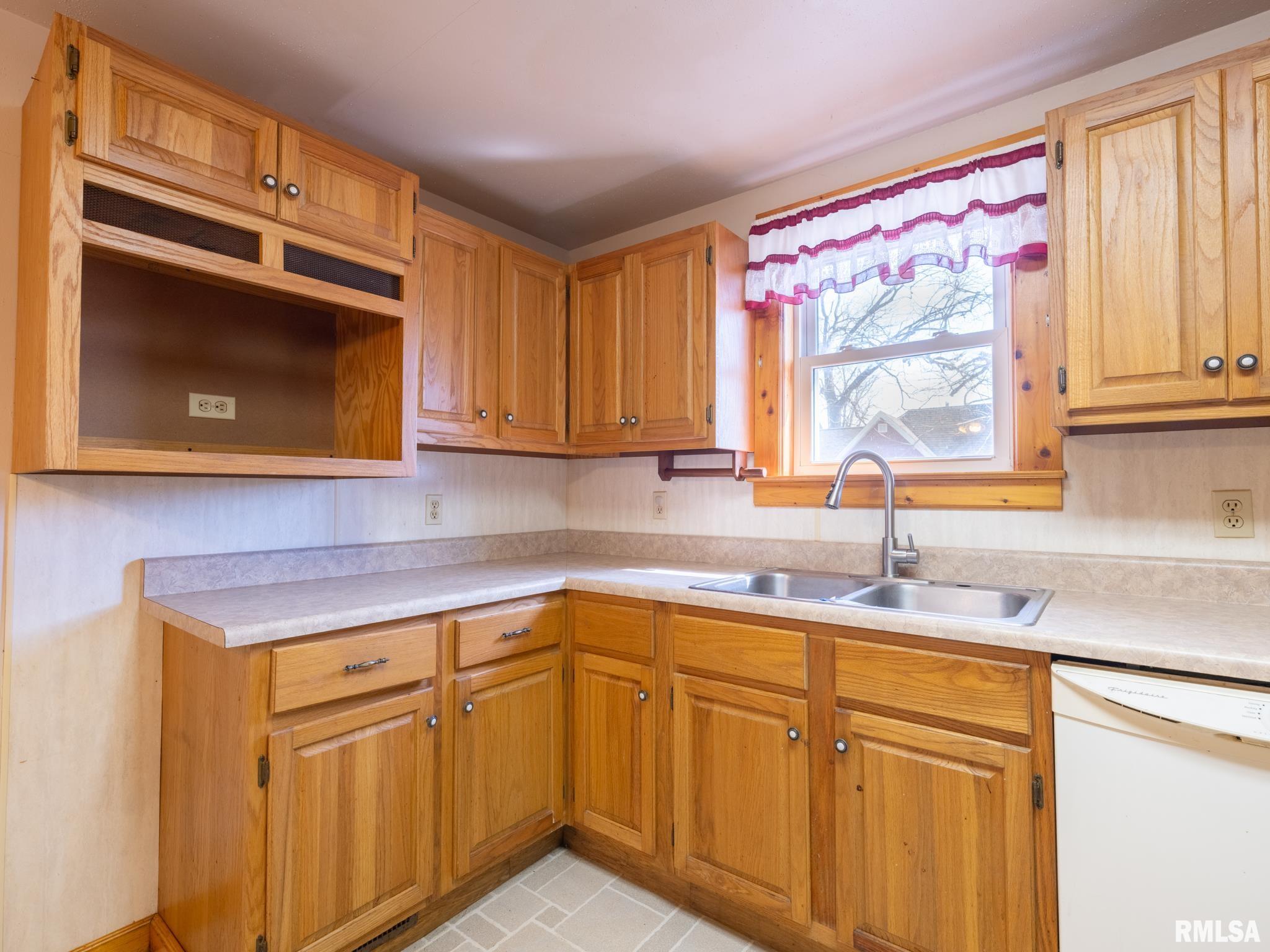 102 S Van Buren Street, Lewistown, Illinois image 9