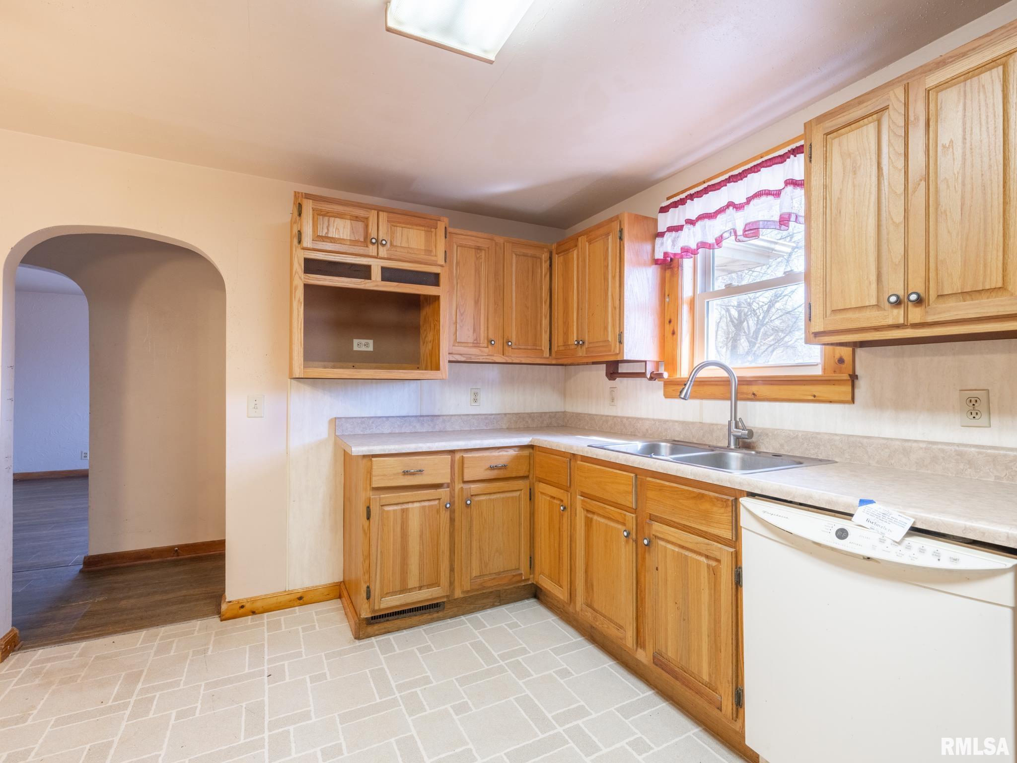 102 S Van Buren Street, Lewistown, Illinois image 11
