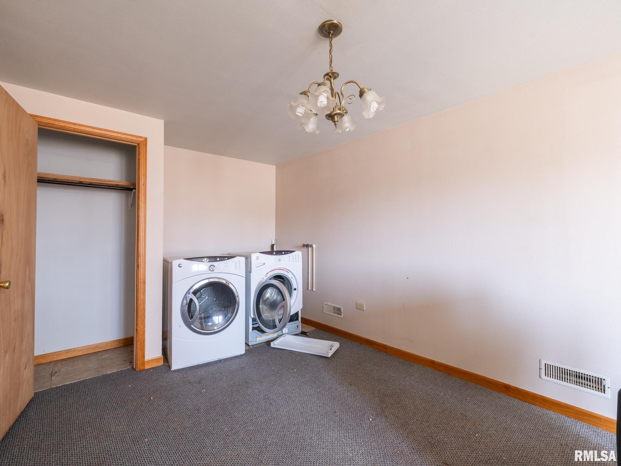 102 S Van Buren Street, Lewistown, Illinois image 37