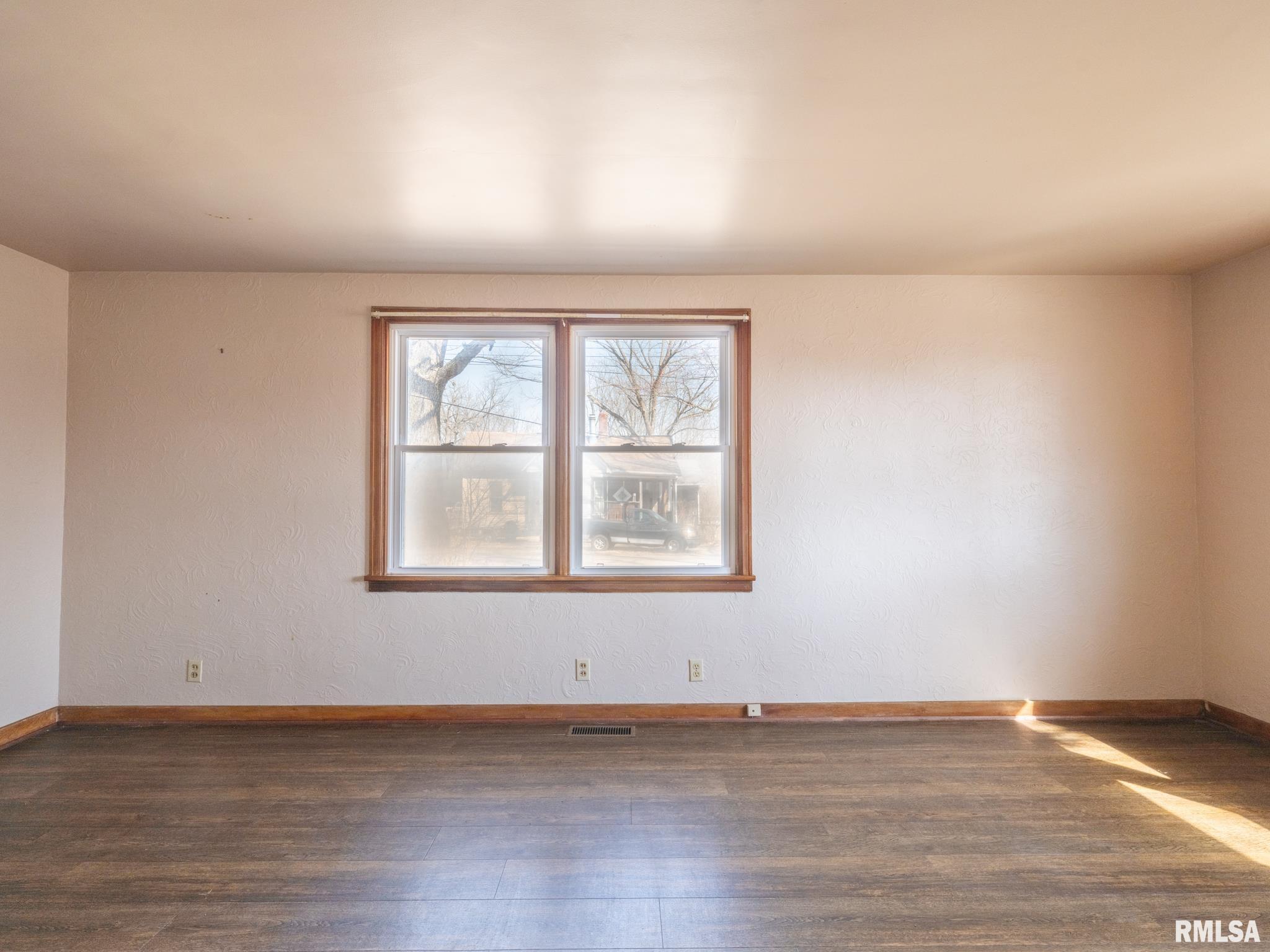 102 S Van Buren Street, Lewistown, Illinois image 18