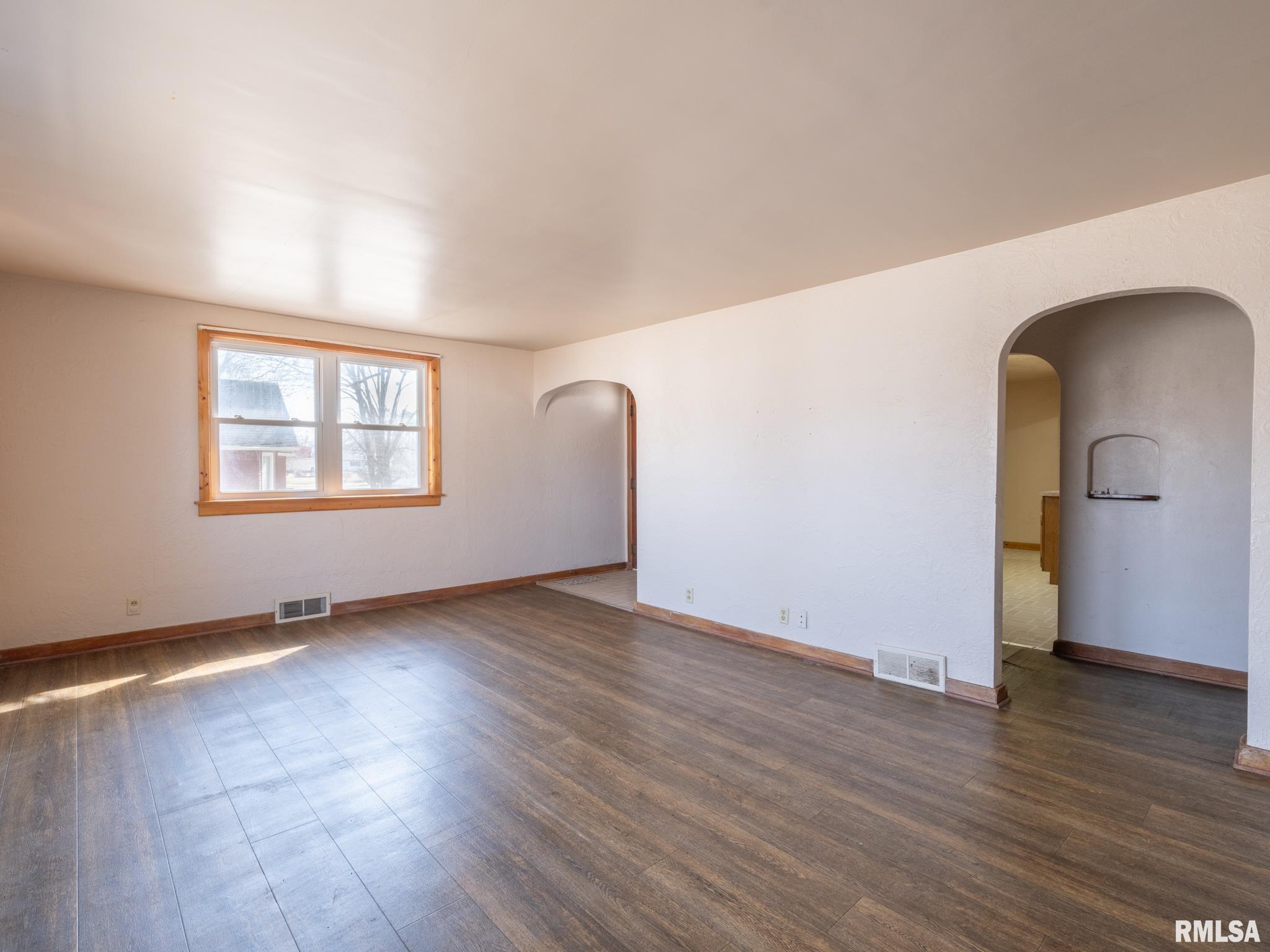 102 S Van Buren Street, Lewistown, Illinois image 19