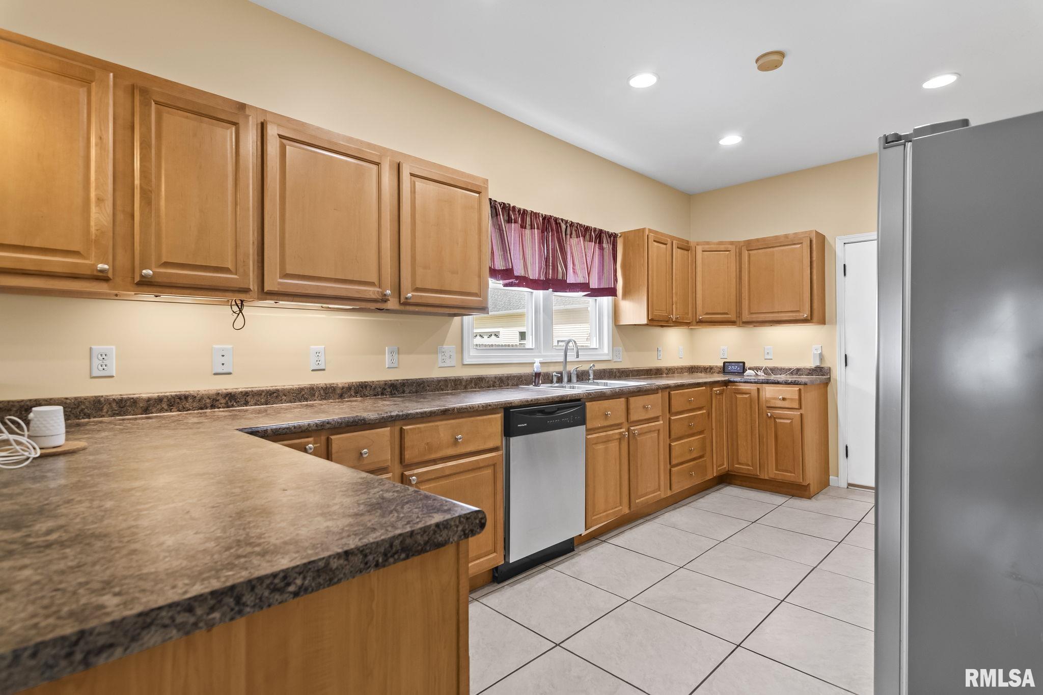 613 Black Avenue, Springfield, Illinois image 13