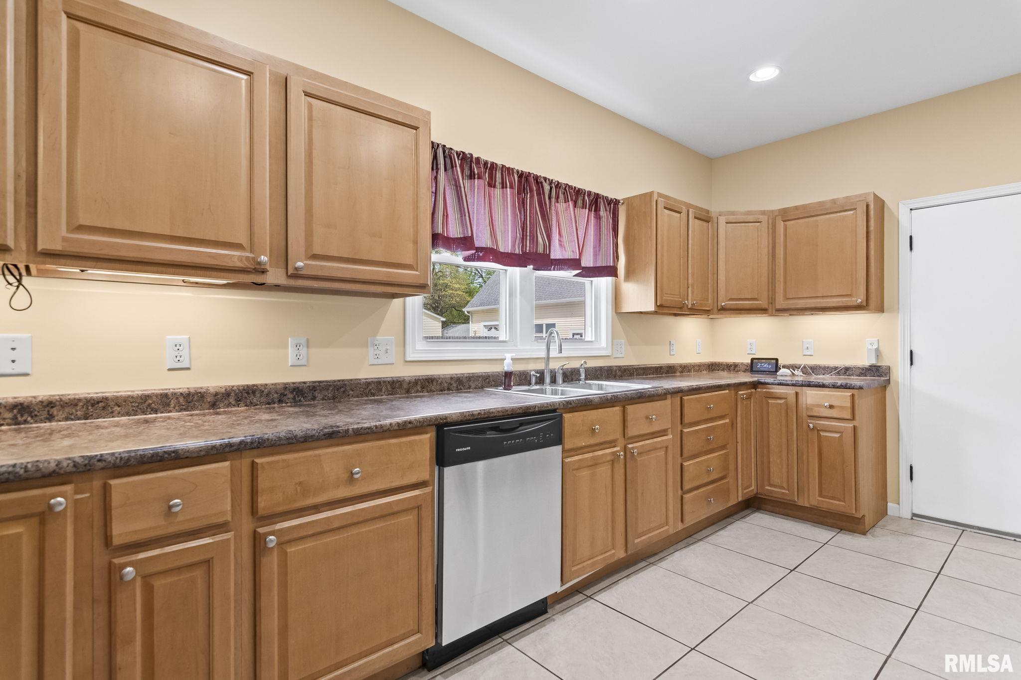 613 Black Avenue, Springfield, Illinois image 12