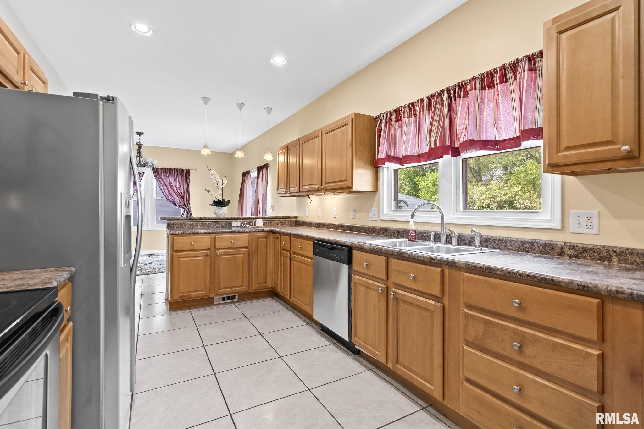 613 Black Avenue, Springfield, Illinois image 11