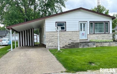 Homes For Sale - 1006 W England Street<br/> Taylorville, IL 62568