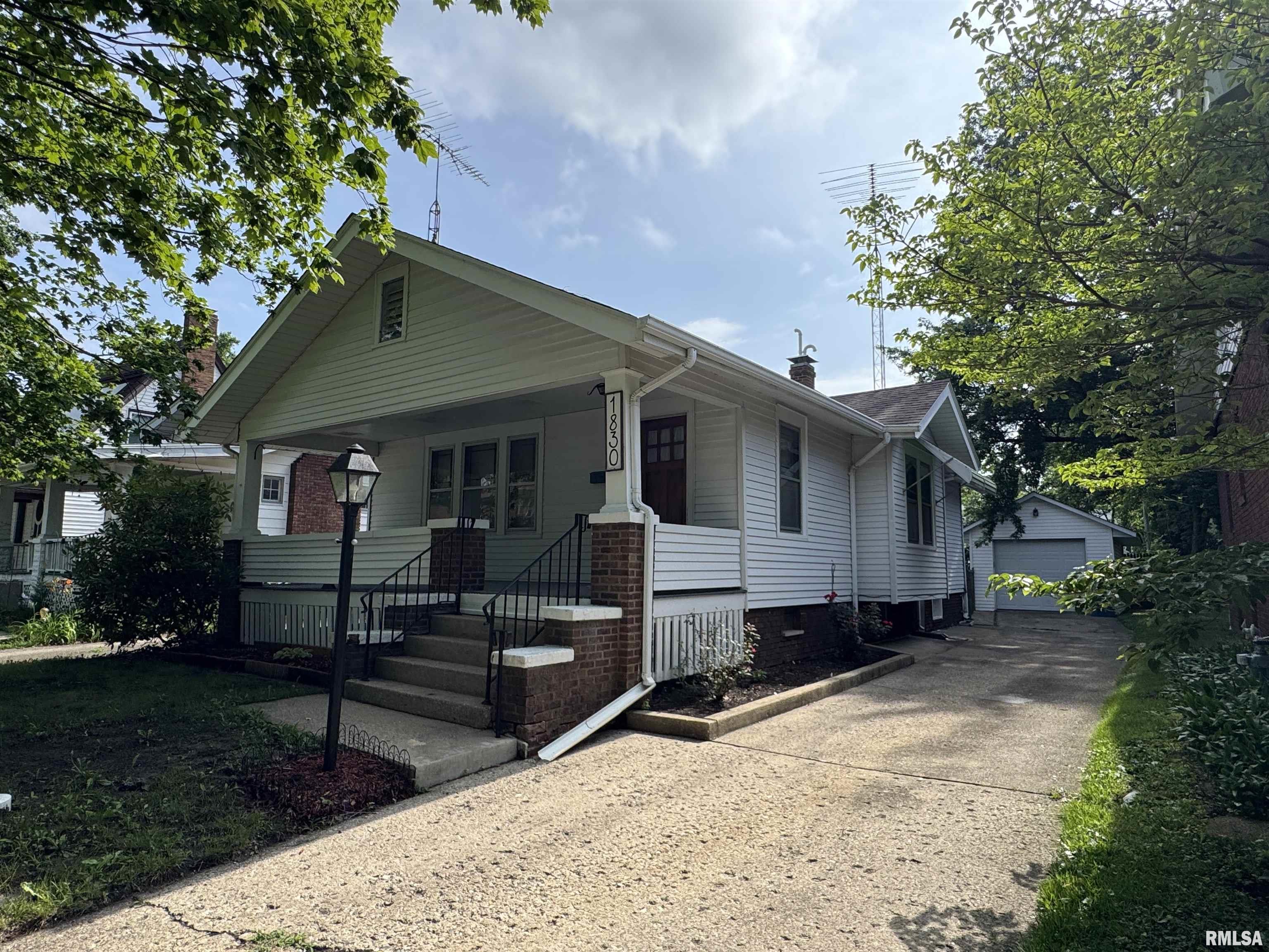Photo 1 of 40 — 1830 COLLEGE Street, Springfield, IL 62704