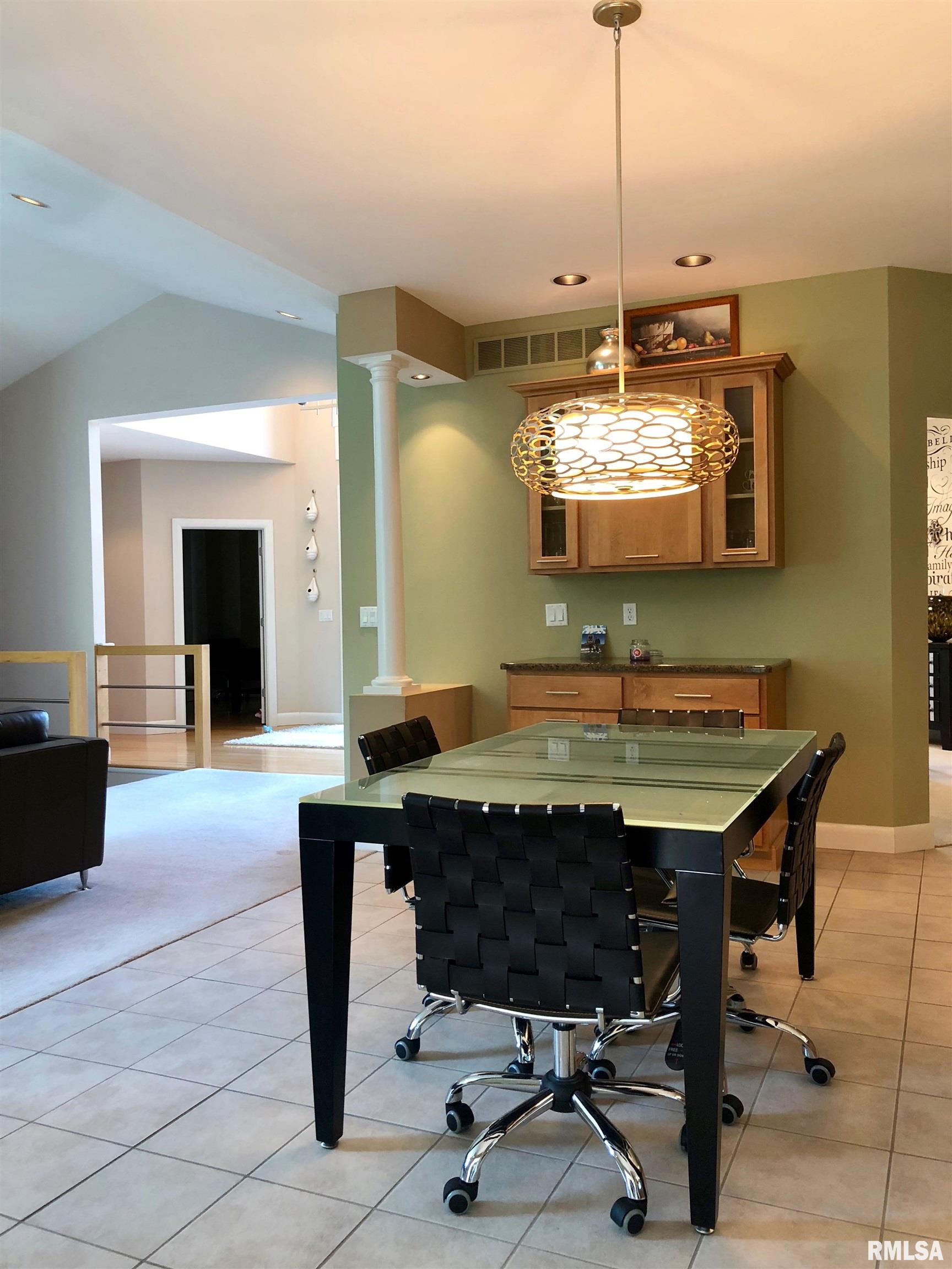 325 Hillcrest Drive, Macomb, Illinois image 17